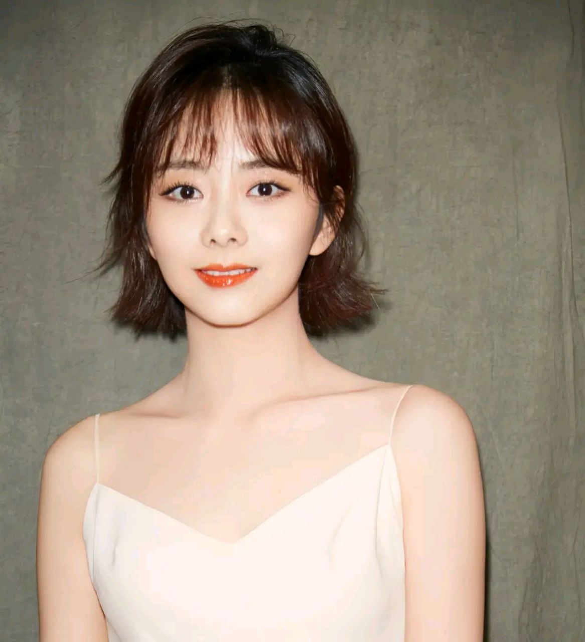 照片中,谭松韵素颜出镜,身穿白色加蓝色体恤,扎着低马尾发型的她