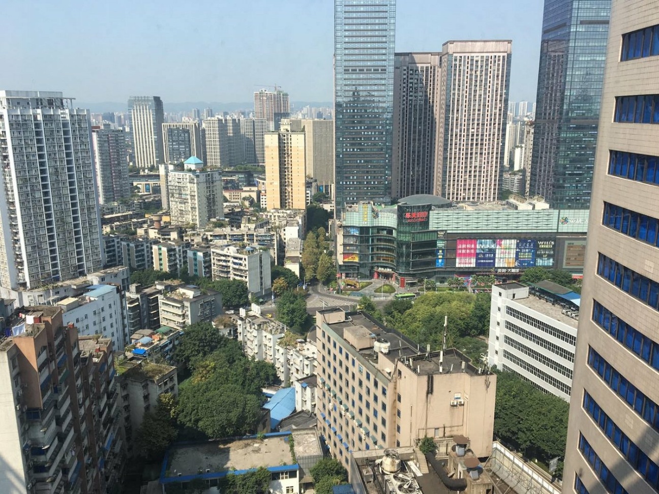 重庆渝中区大坪地下商场,来逛者寥寥无几,一天连电费都挣不起