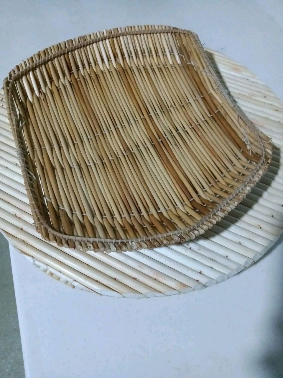 网上买了两个高粱杆做的盖帘,货收到了,做工啥的都挺好,价格也便宜.