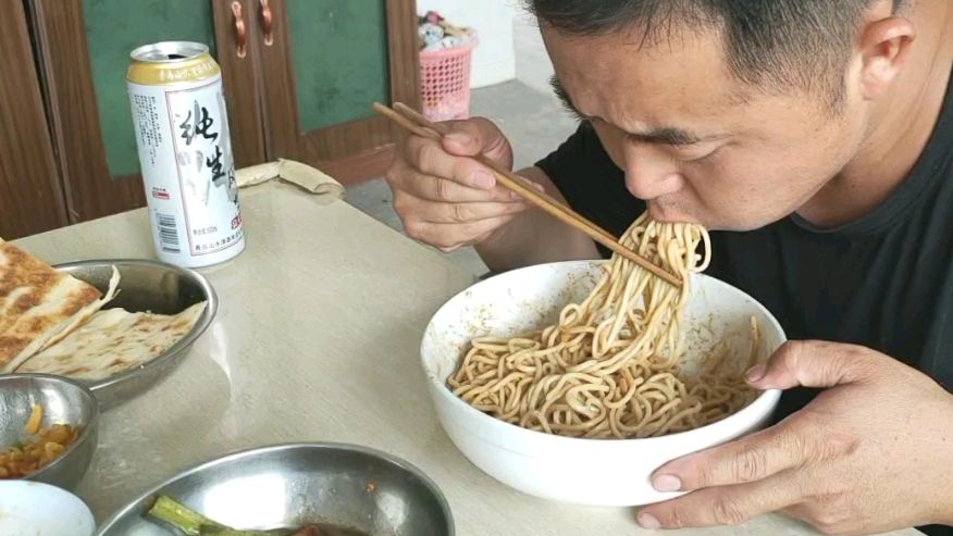 家庭版“热干面”,面筋拌黄瓜,花了8块钱全家都吃不完,好吃