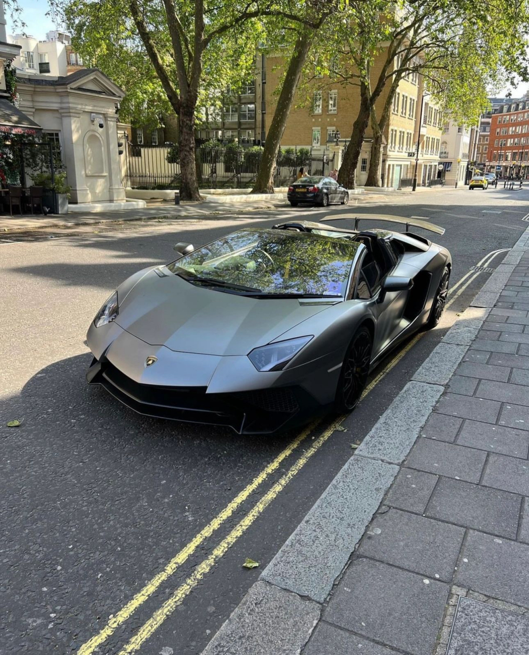 都是黑武士好看霸气,那这辆兰博基尼aventador的磨砂颜色怎么样呢?