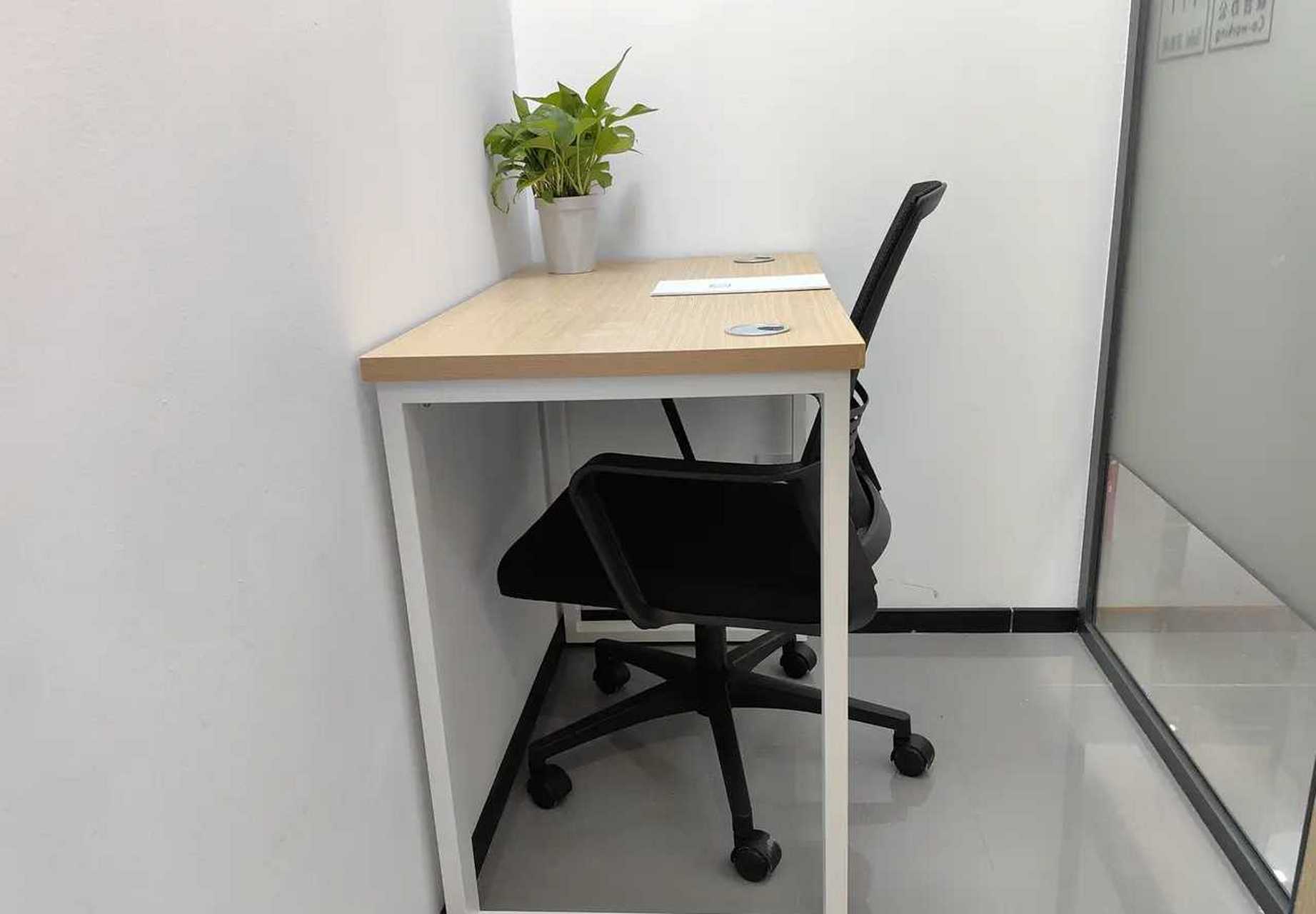 一个人,一台电脑,一间办公室搞定啦～你没看错,虽然只有2平米,不共换