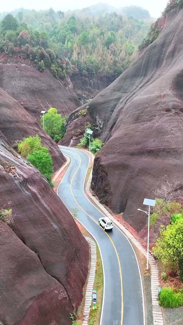 湖南郴州高椅岭附近,有一条绝美网红丹霞公路,沿途风景秀丽,驾车心旷