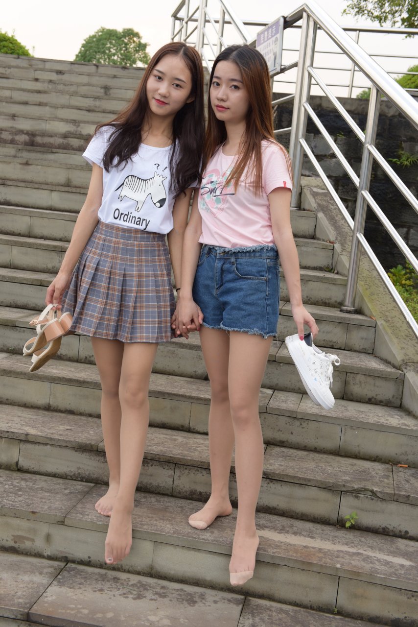 女生穿搭分享: 肉色的丝袜搭配短裙和短裤