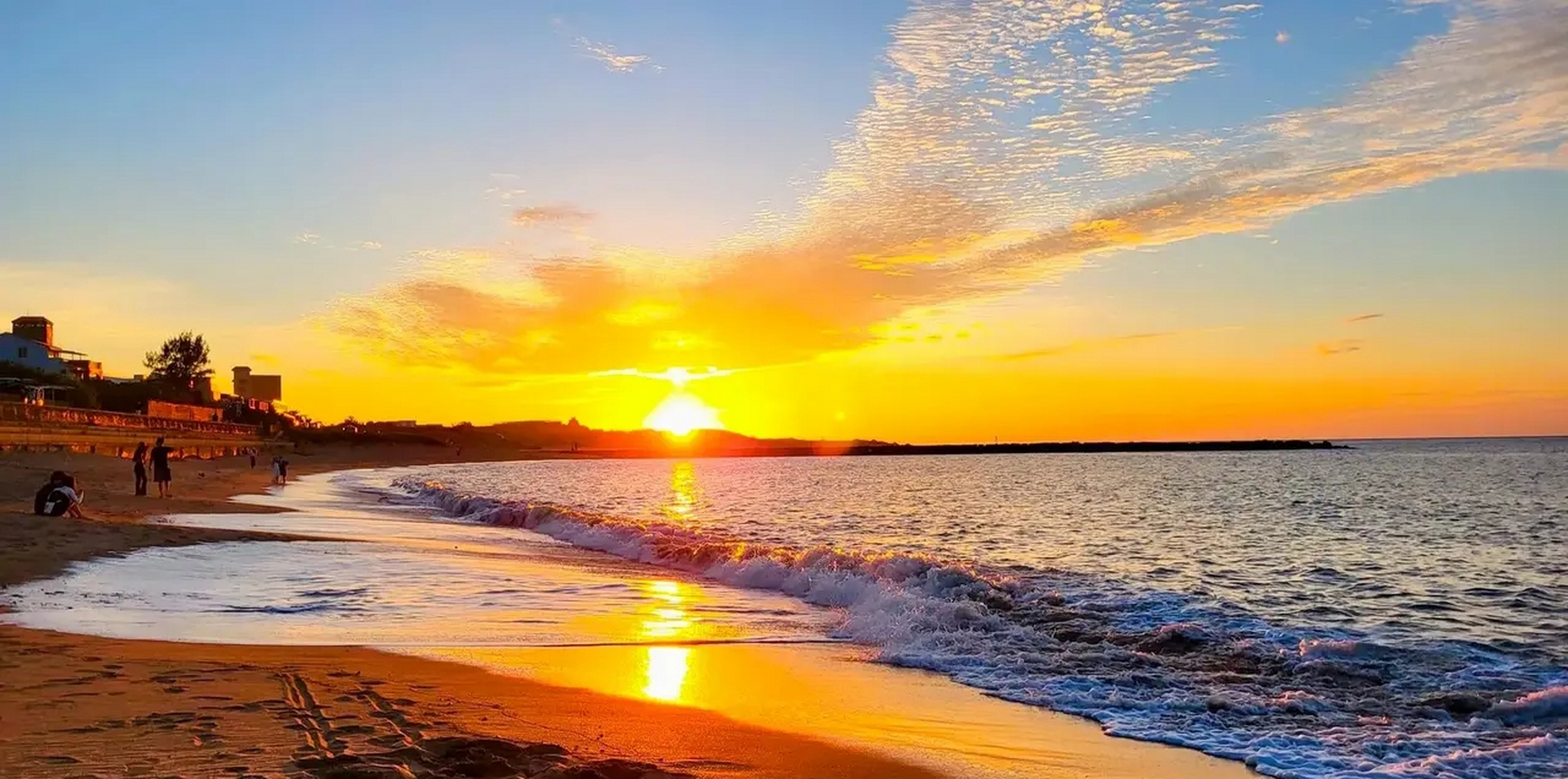 海边最美的风景就是夕阳西下的时候, 随着时间的流逝,云彩折射出不同