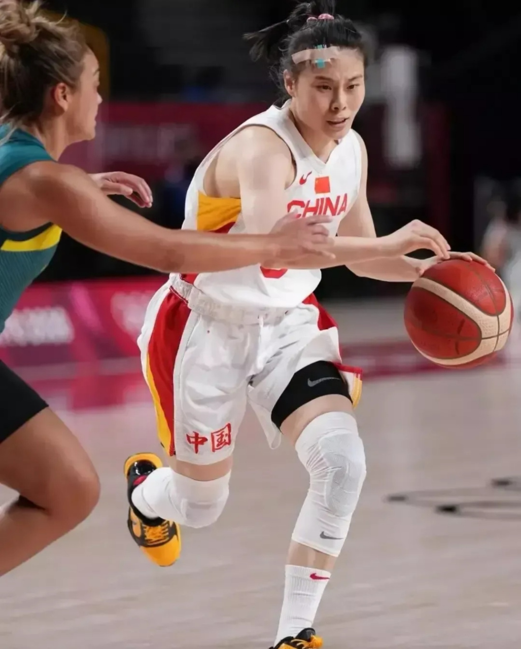王思雨,女篮的美女球员,身高175cm,体重60kg,拥有漂亮的面容,标准的