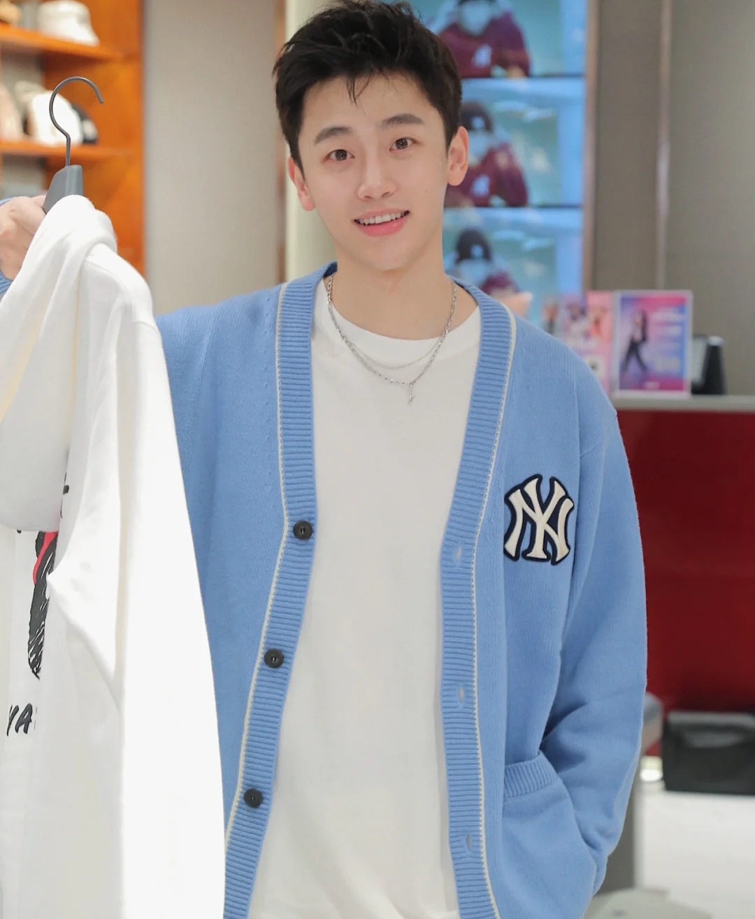 一张天然无公害的脸,笑起来太迷了,这样的小奶狗简直男友力爆棚