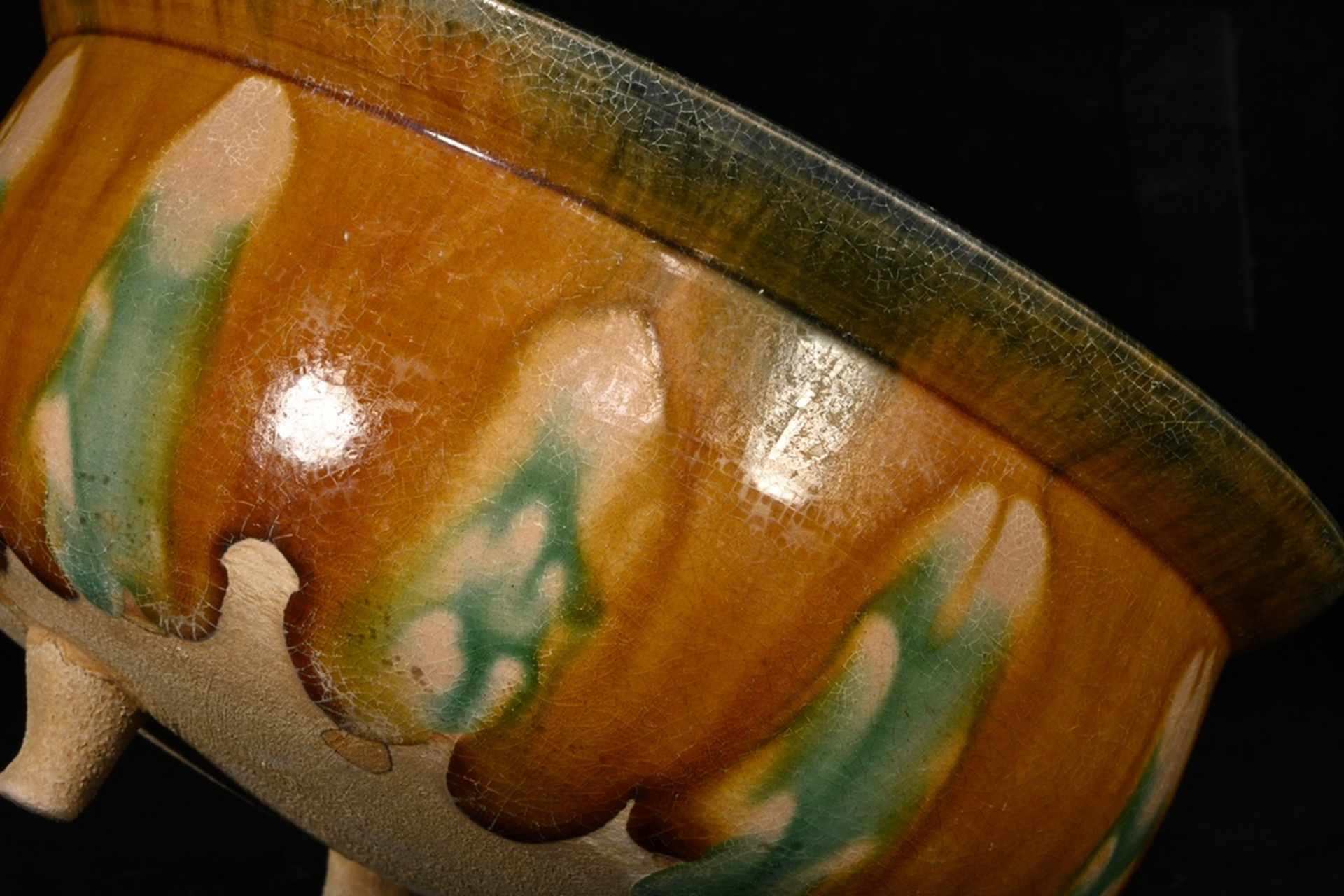 唐三彩三足炉,高11×20厘米