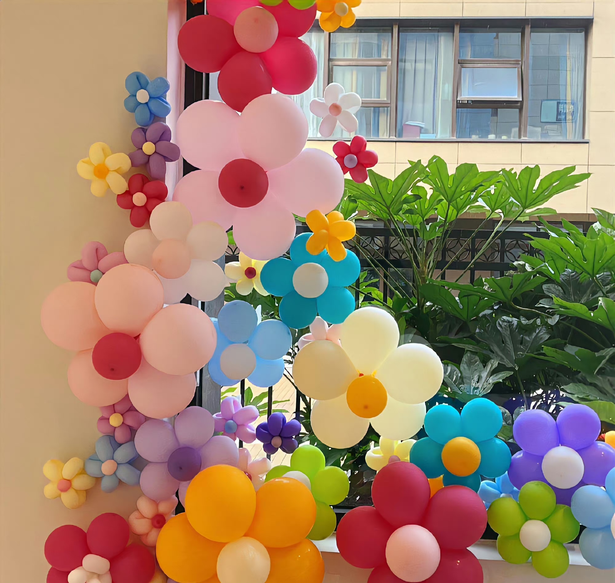 让烦恼偷偷走掉,让吉祥对你格 12个气球摆心形墙面气球造型简单实用