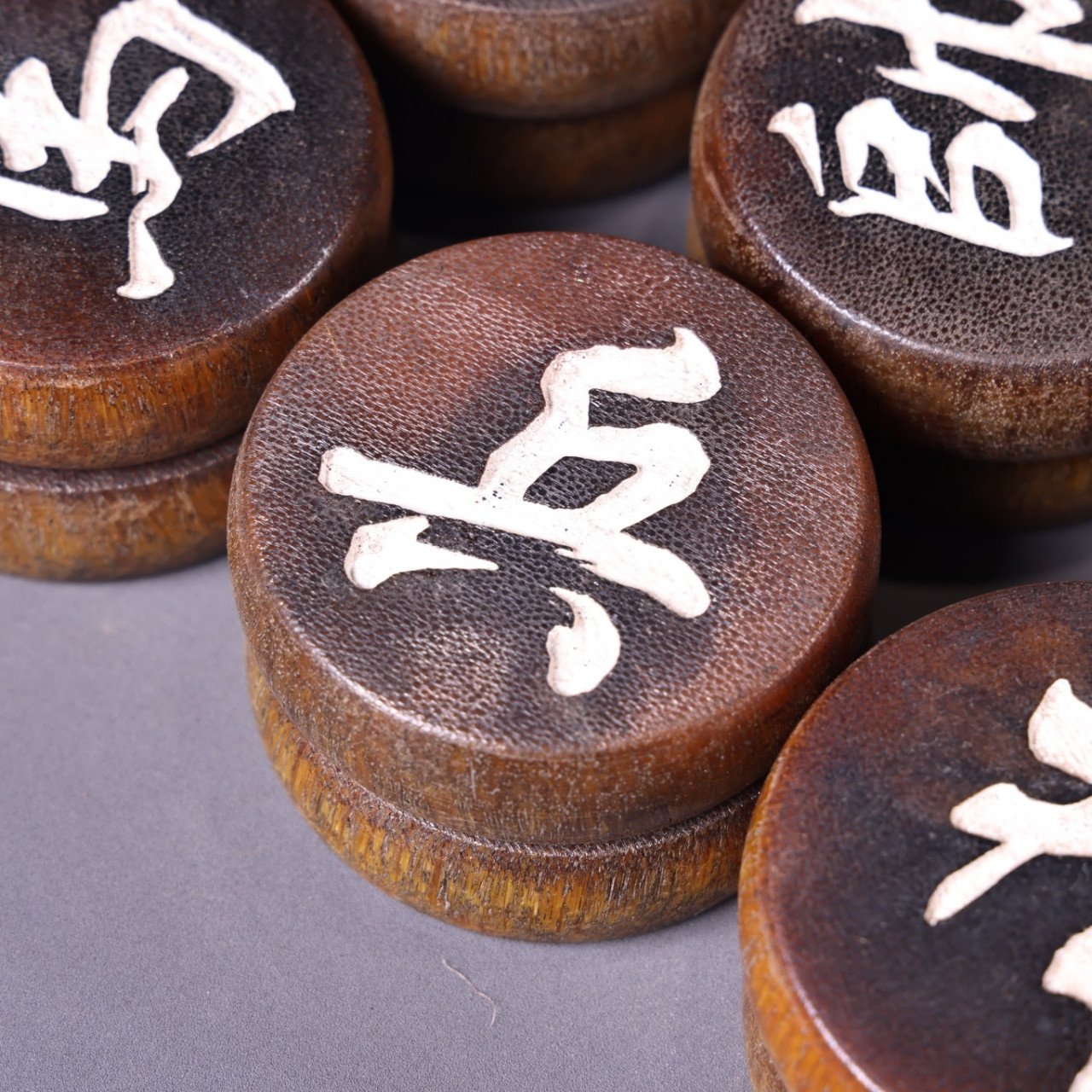 珍品旧藏收罕见犀牛角雕刻象棋一套 一个重50克  厚1.5厘米  直径5.