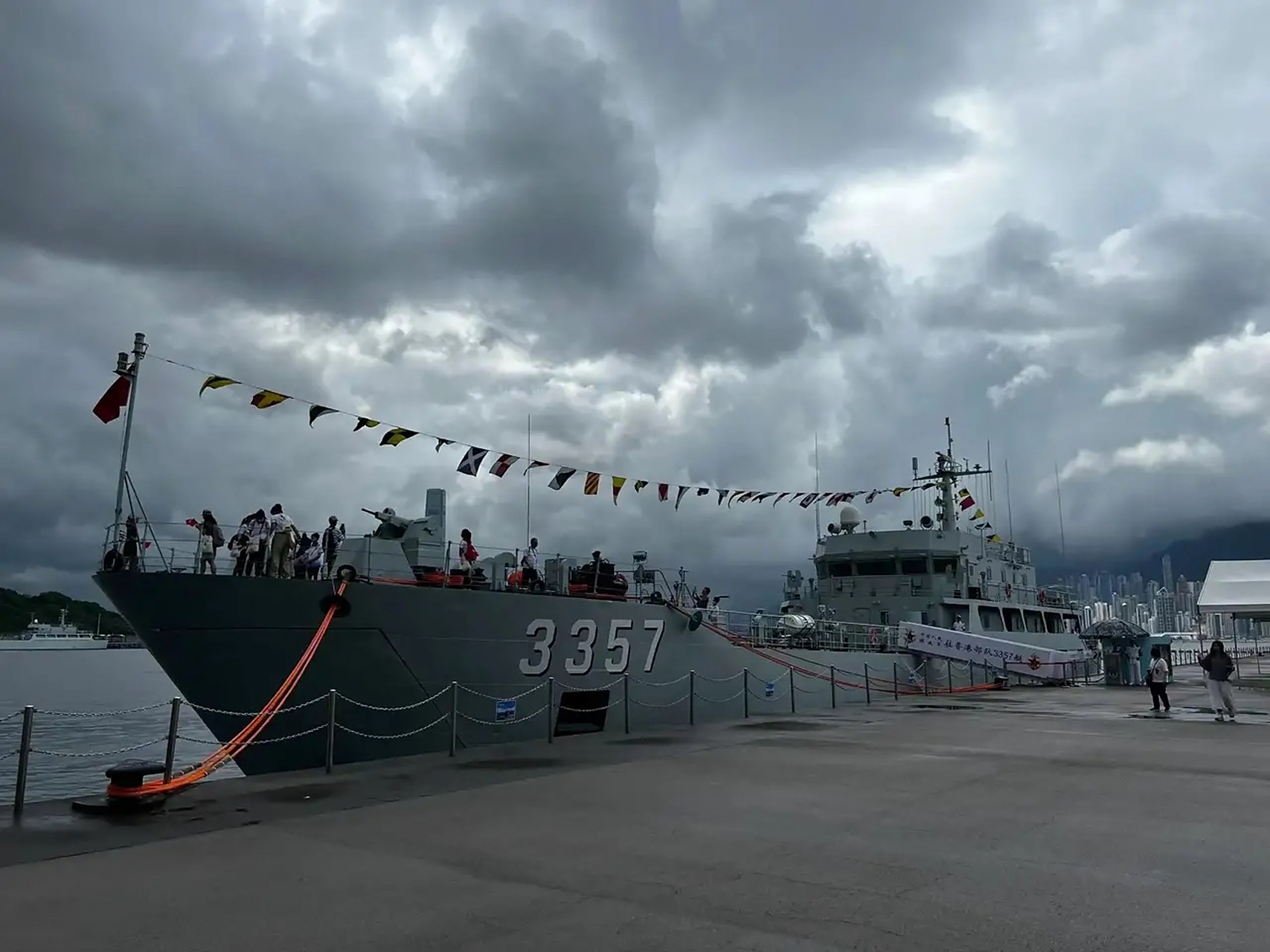 中国9899海军3357艇庆祝香港回归 074型登陆艇 该