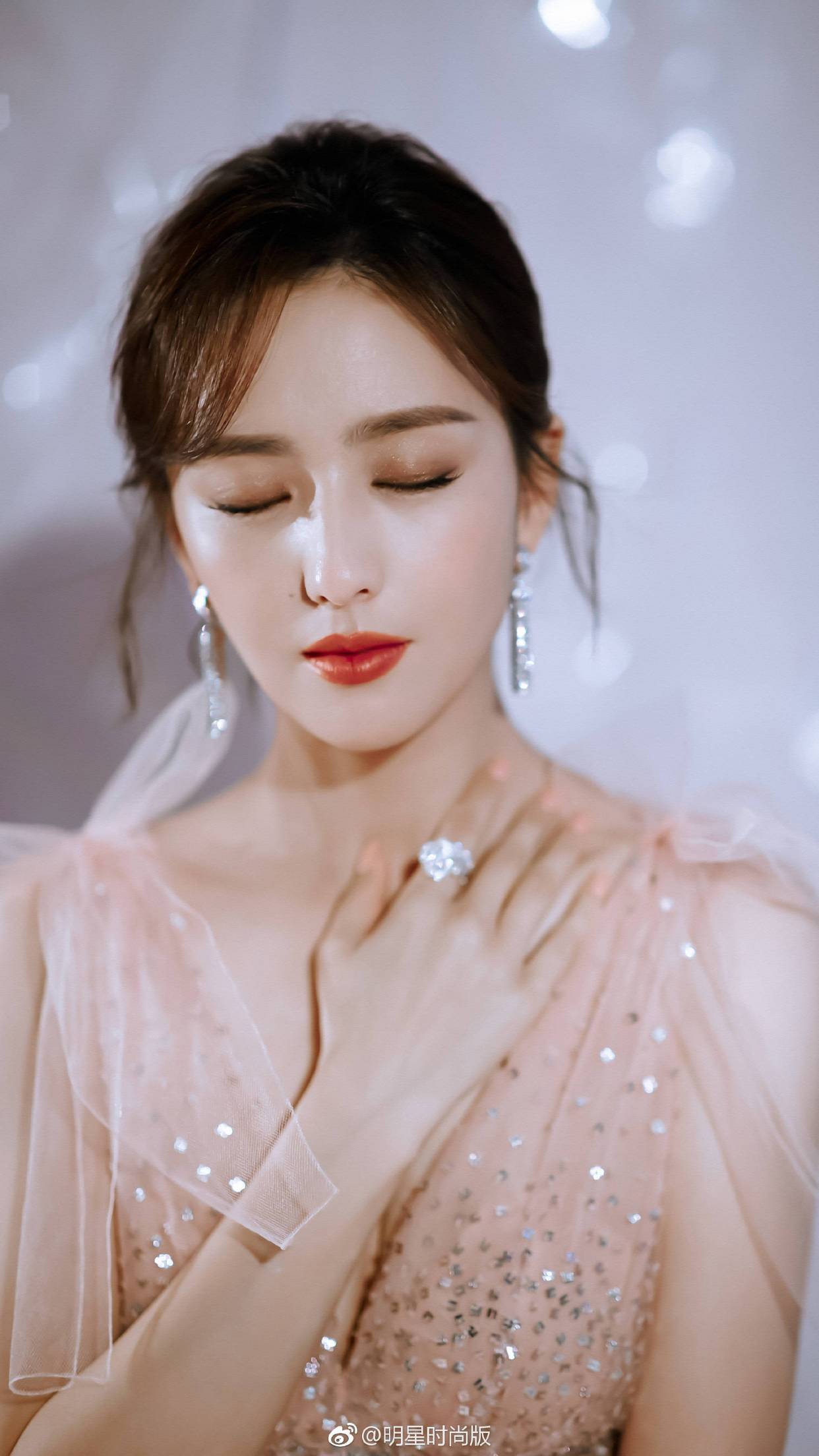 佟丽娅终于放开了!穿香槟色深v长裙,大秀"事业线",太惊艳!