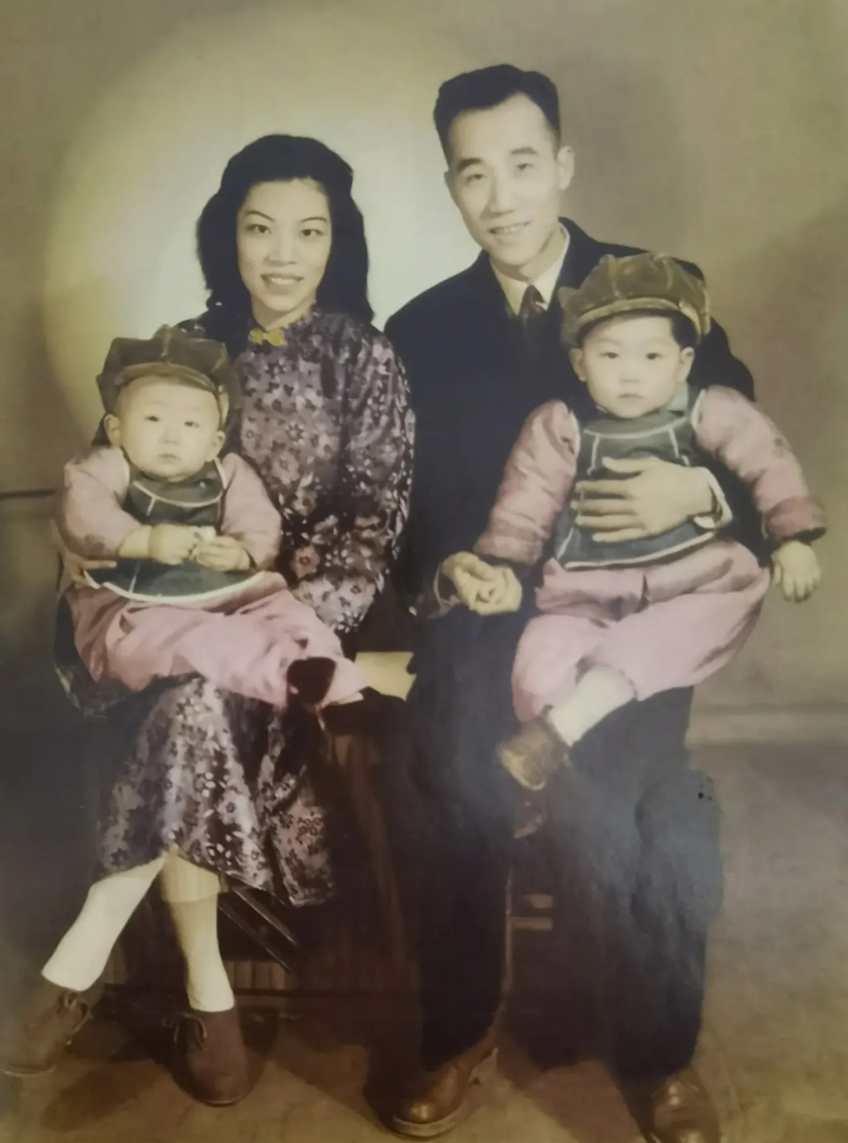 照片拍摄时间是1947年,地点为北京.