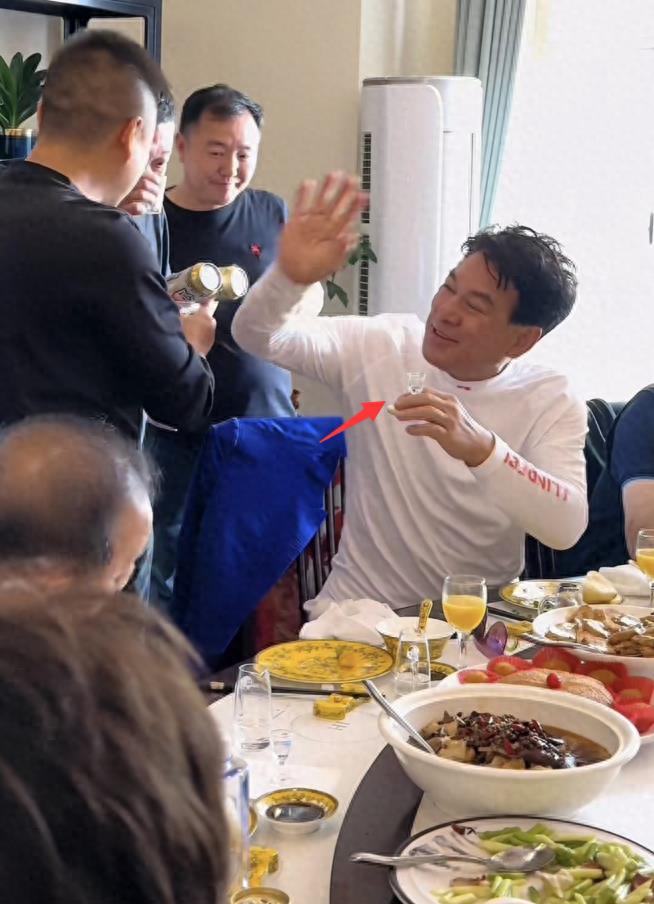 69岁朱时茂现状曝光!和阎维文,解晓东聚餐,全场无酒喝平价饮料