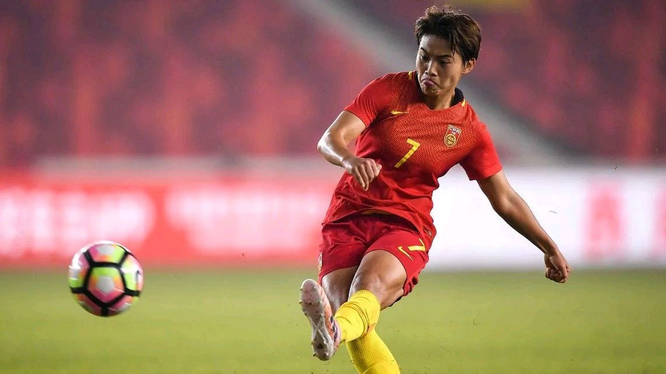 王霜刚登场就来了一脚射门# #中国女足加油