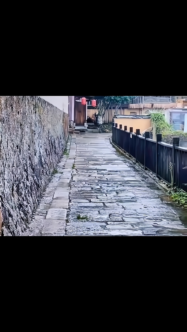 青石板路,沁人心脾的回忆,它承载着许多人的童年乐趣和欢声笑语.