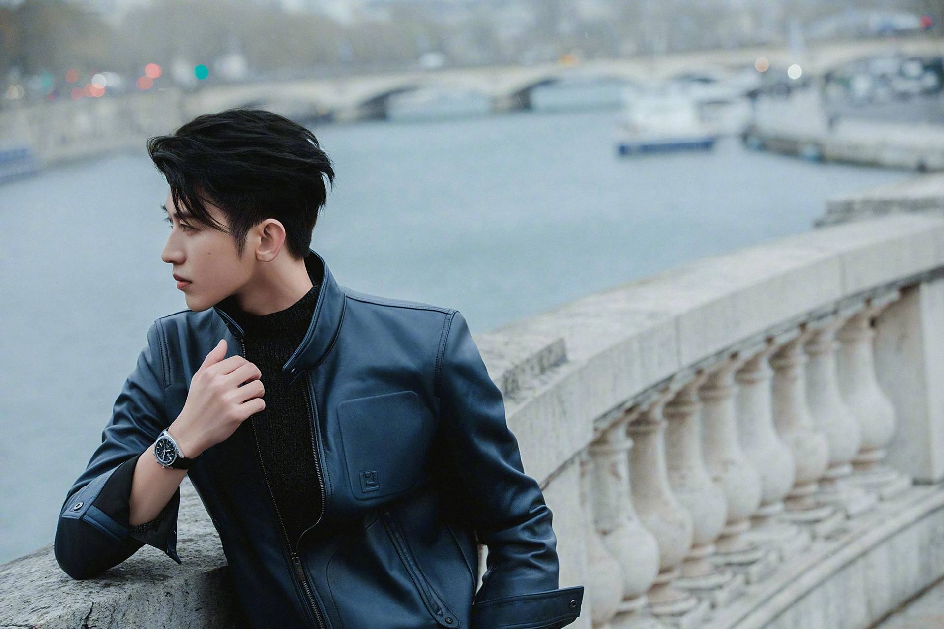 蔡徐坤巴黎行的新图,利落有型的皮衣造型,街头漫步的随性时刻.