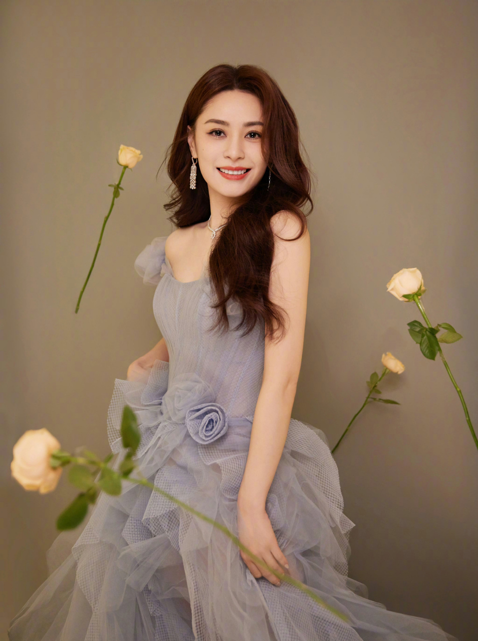 钟欣潼真是太美了,五官精致,身材完美,令人心动不已  她拥有一双大