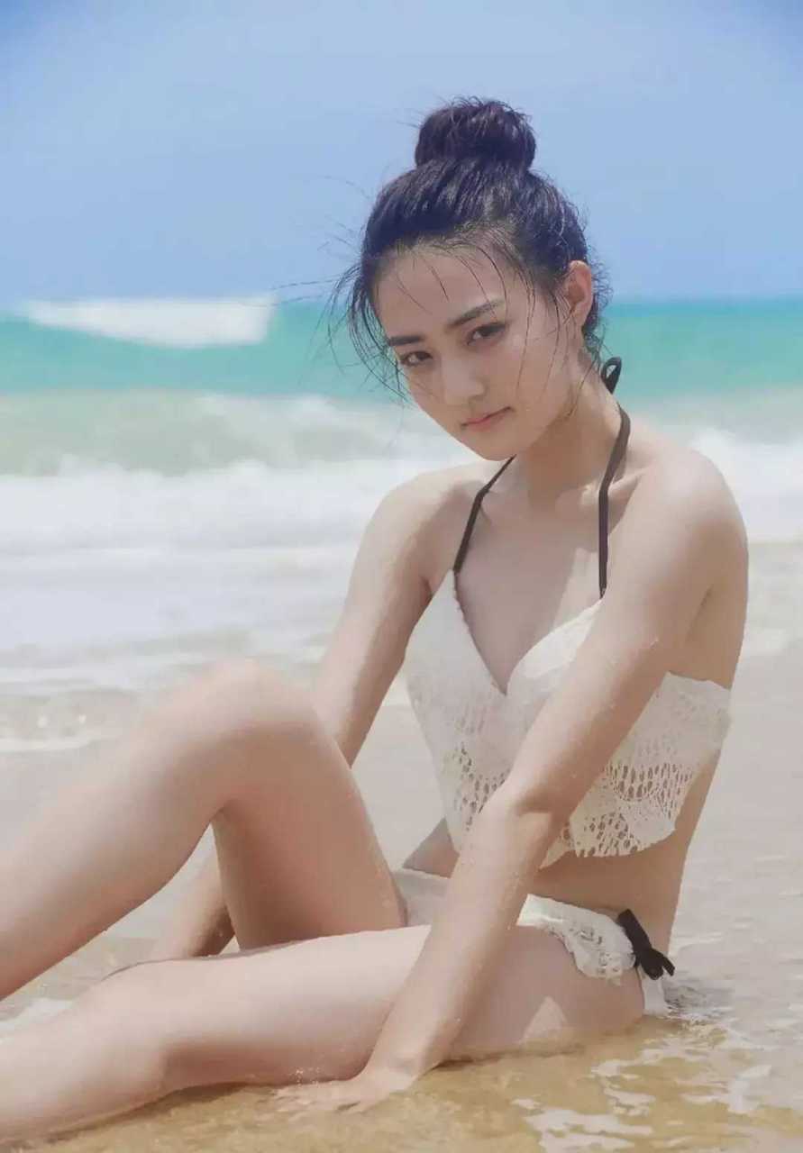 徐璐比基尼照曝光,感觉她的身板好小哦,穿的内裤就像尿不湿#性感美女