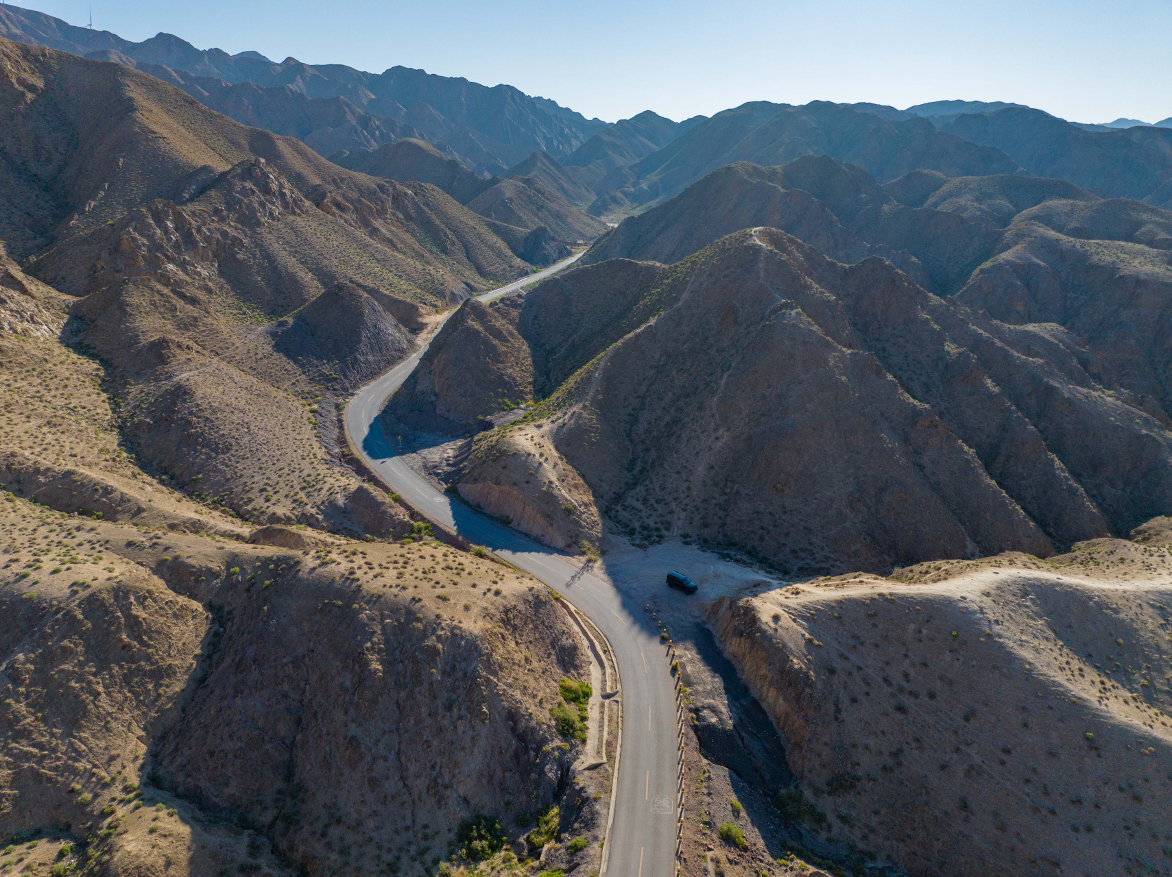 是古老的黄河,一边是连绵不断的山脉,独特的风景吸引大批游客前来打卡