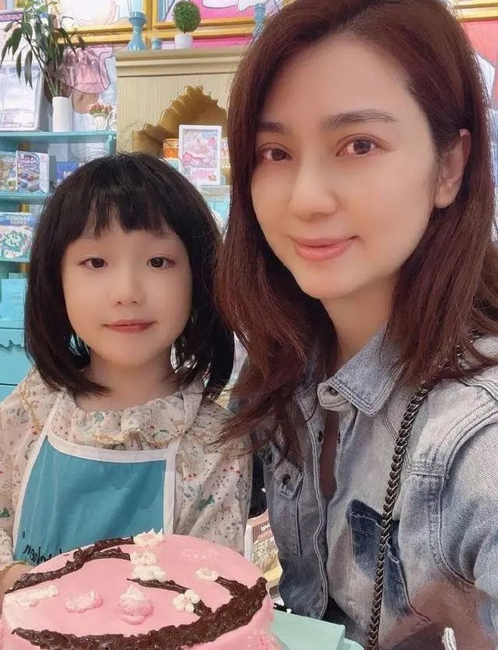洪欣的大儿子和小女儿长得简直一模一样,眼睛都像妈妈