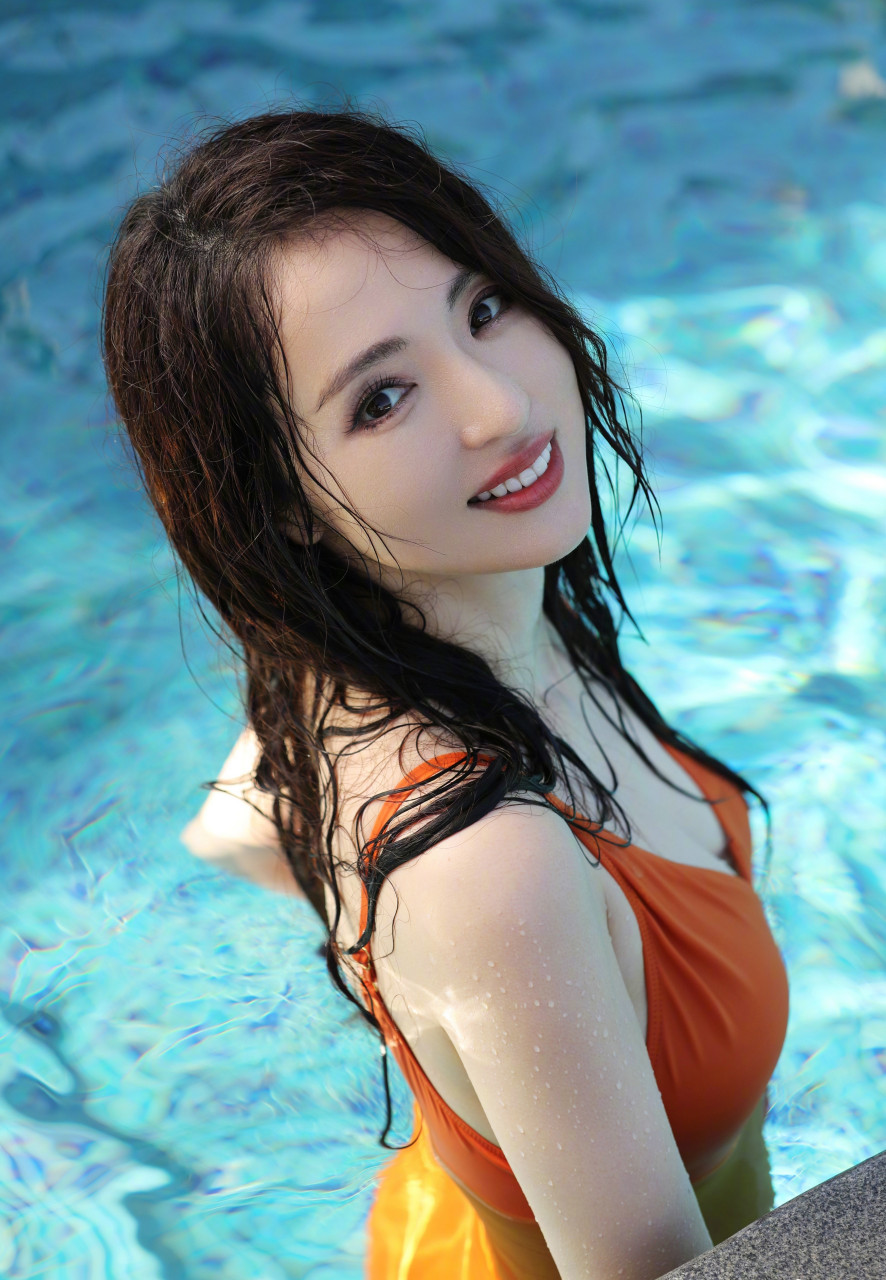 董璇游泳装​​​写真集  #美图齐分享# #肤白貌美大长腿# #大