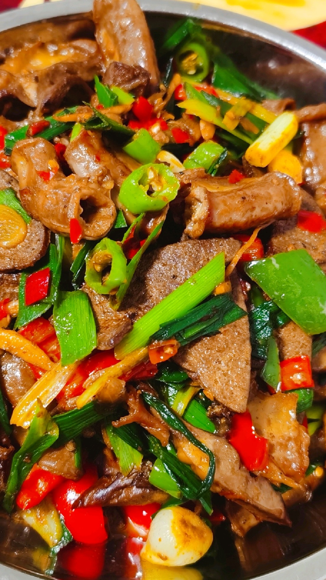 爆炒粉肠猪肝香辣爽口,还有清蒸鲈鱼鲜香嫩滑,真的好下饭!