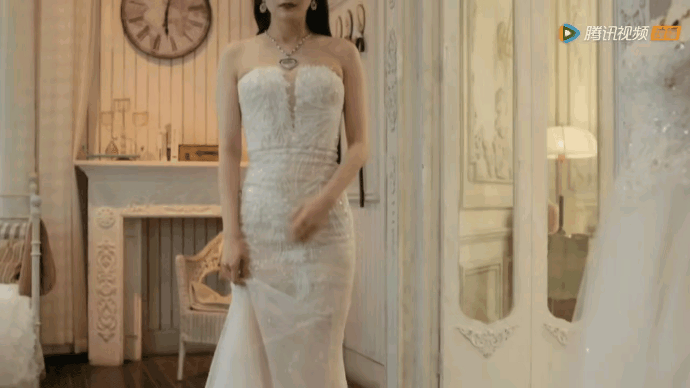 杨幂穿婚纱的样子依旧那么美,秦施这身材和造型都可以打满分!