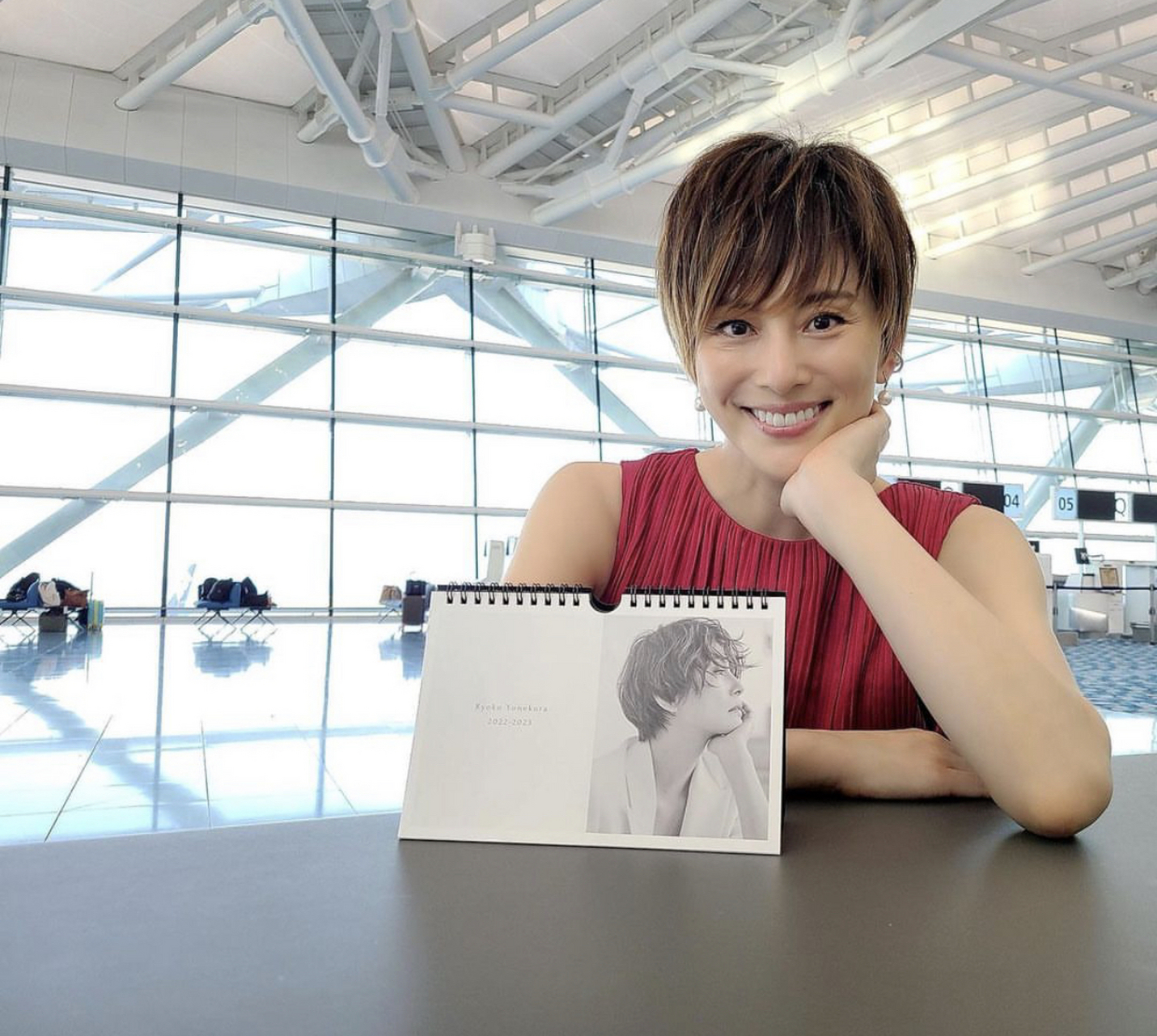 46岁#米仓凉子# 近照,一头短发凸显精炼,大长腿保养不错依旧性感迷人!