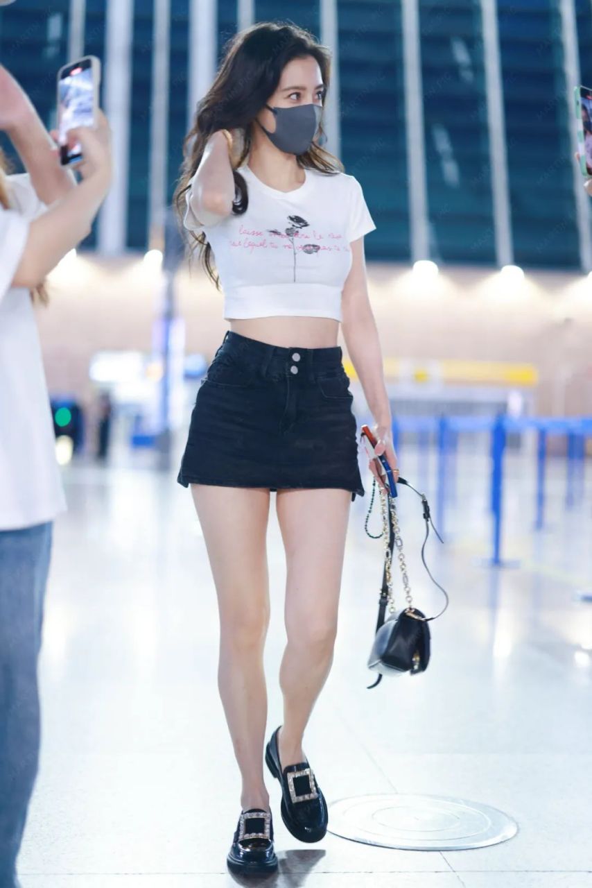 angelababy在机场街拍中展示了一身时尚的黑白夏日穿搭.