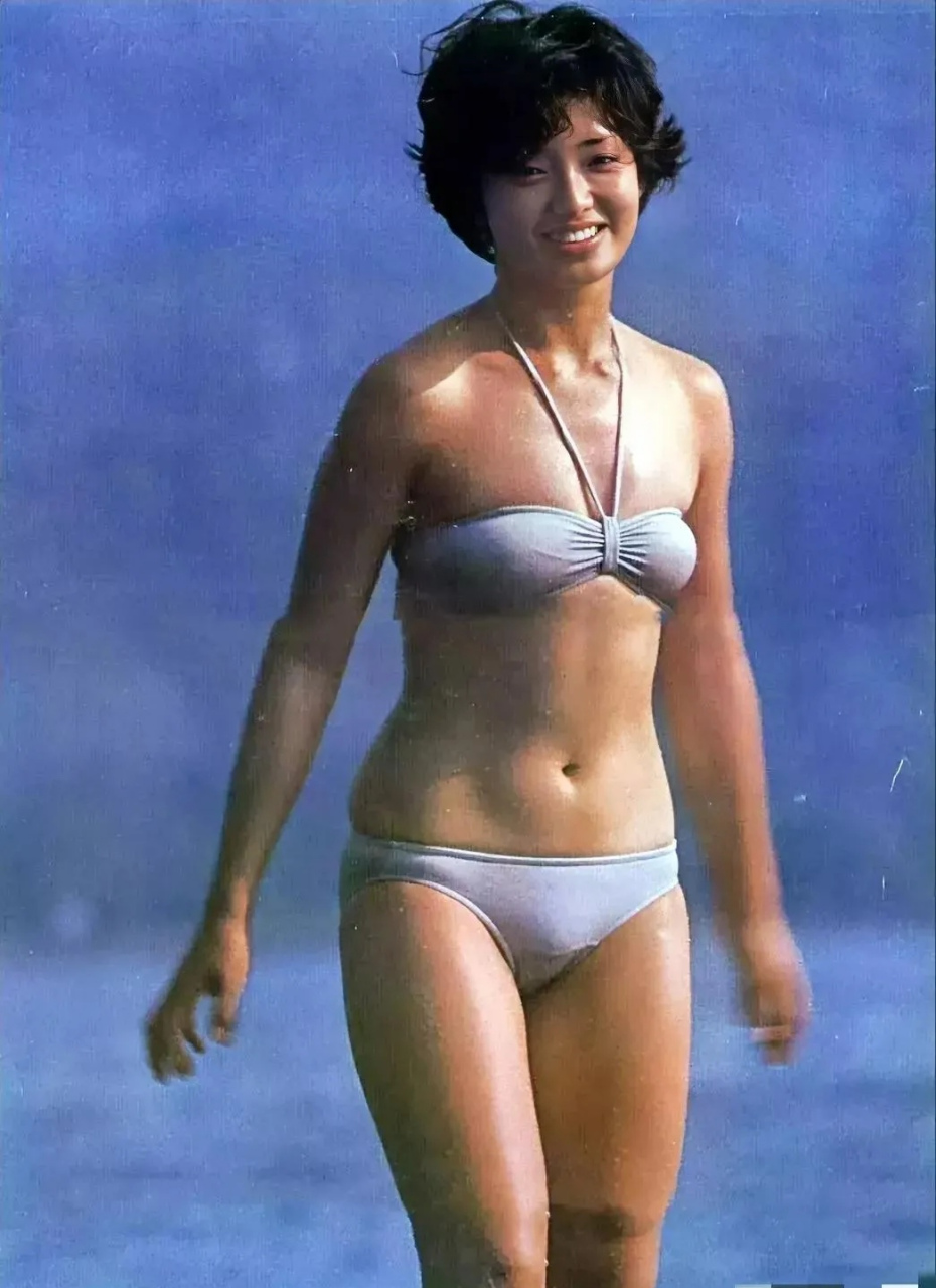 这是上个世纪70年代,日本女星"山口百惠"的一张罕见泳装照.