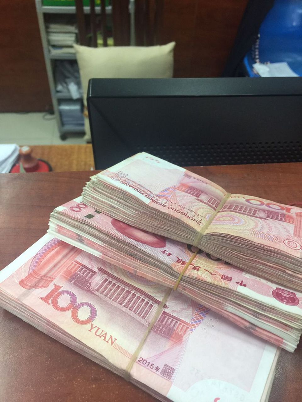 去年借了三万元给同事应急,同事说一年还清,可到如