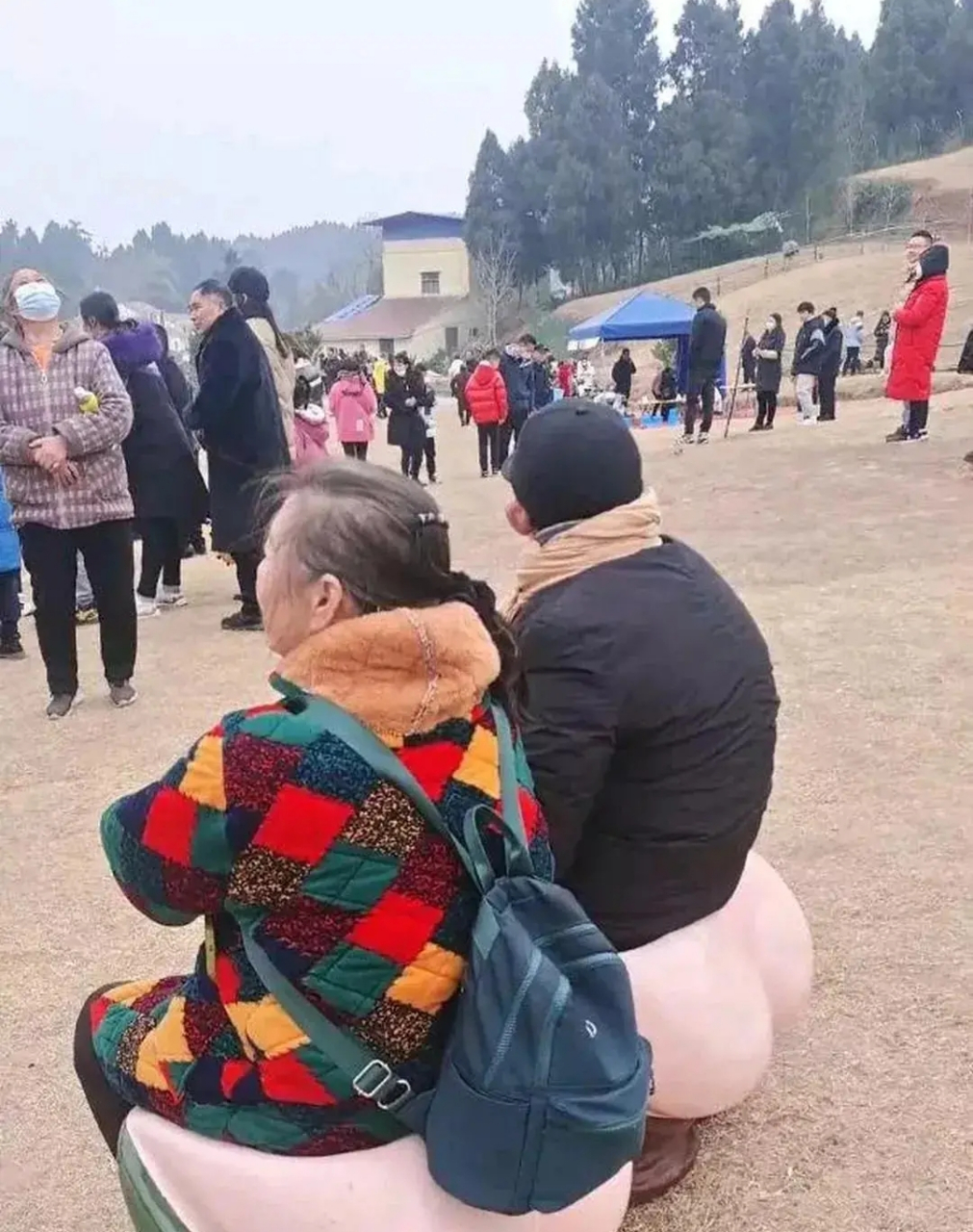 仔细一看,原来他们是坐在一个光腚状造型的塑料