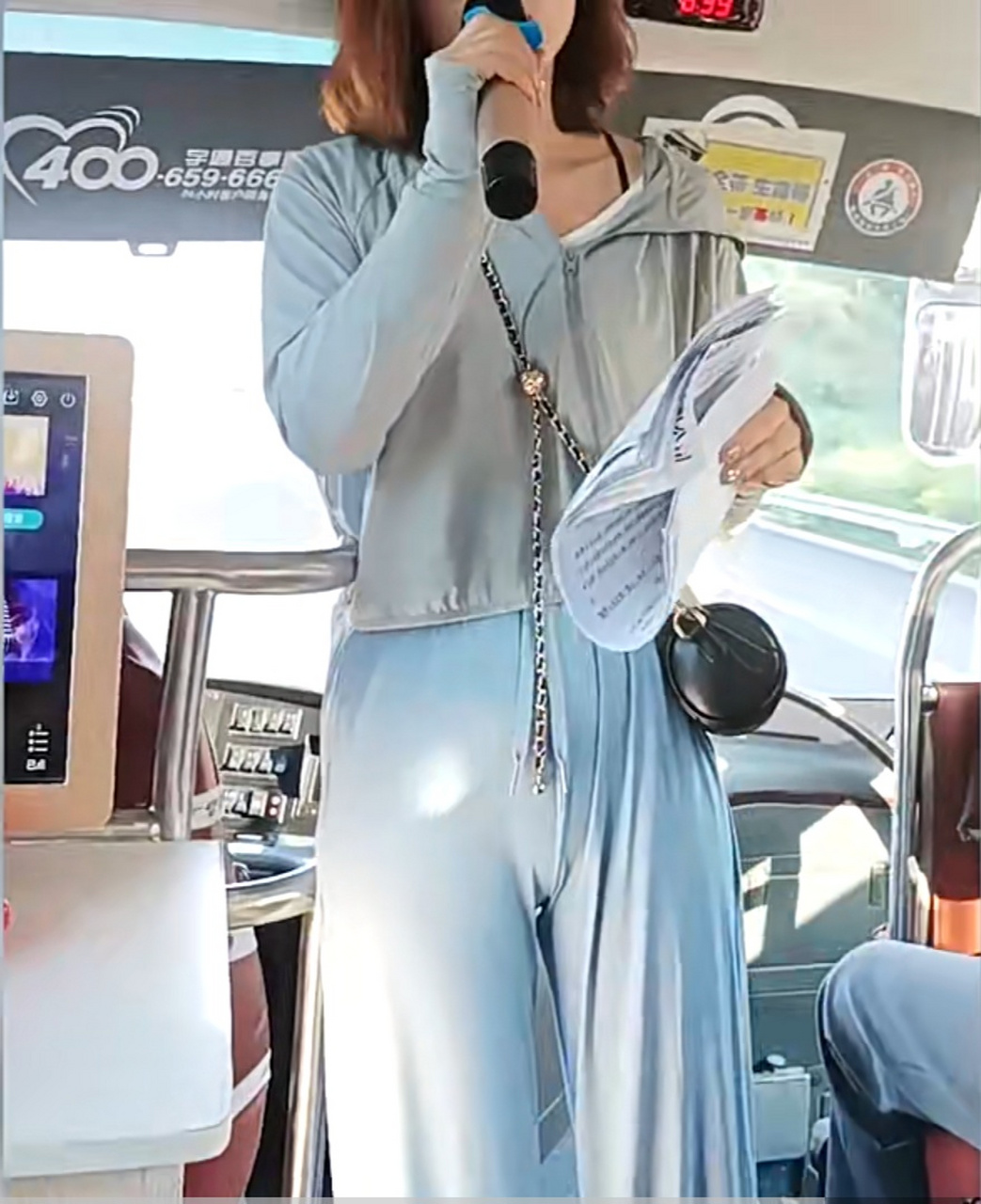 女导游穿紧身裤被质疑色情营销# 近日,辽宁大连一位美女导游因着装