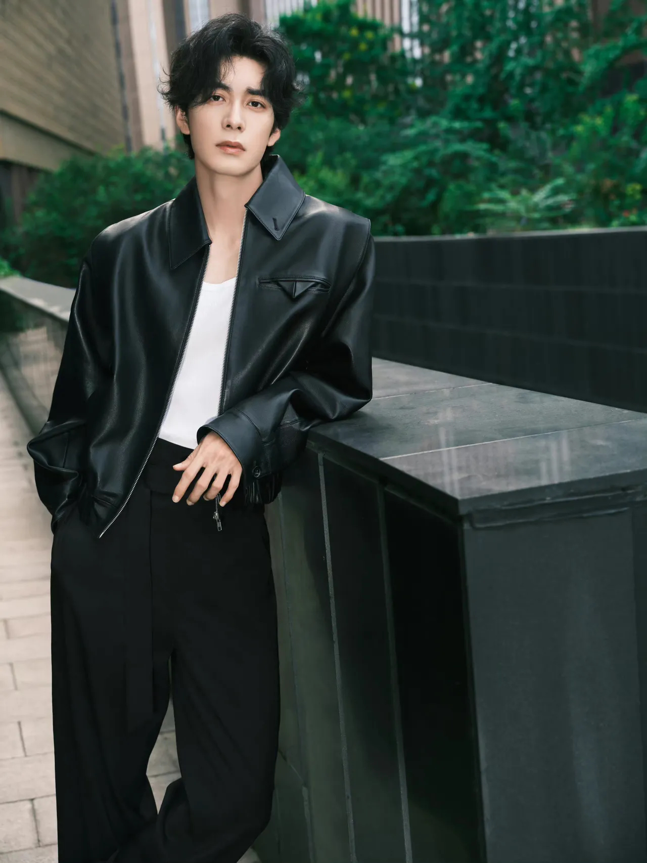 陈星旭早秋写真大片!卷毛发型慵懒帅气,黑色皮衣男人味十足