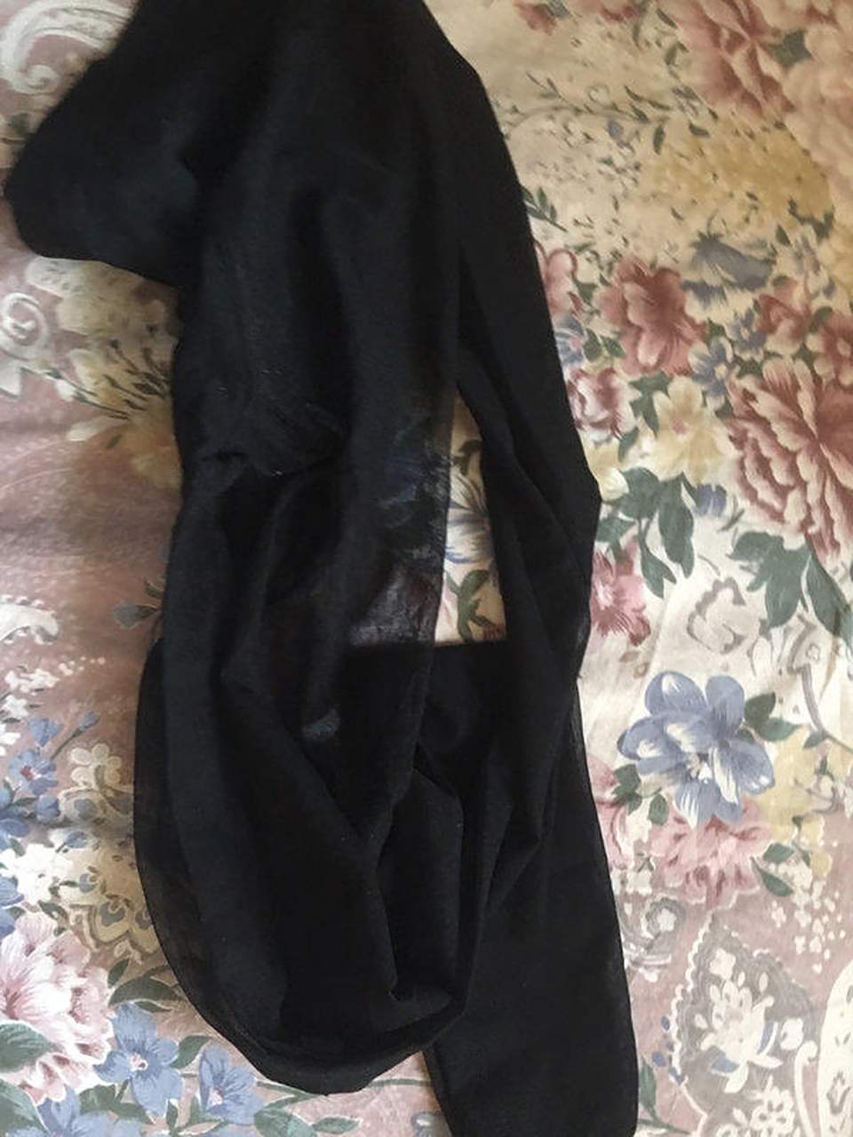 在我卧室的床上发现一双黑色连裤丝袜,立马给老公打电话问是怎么回事