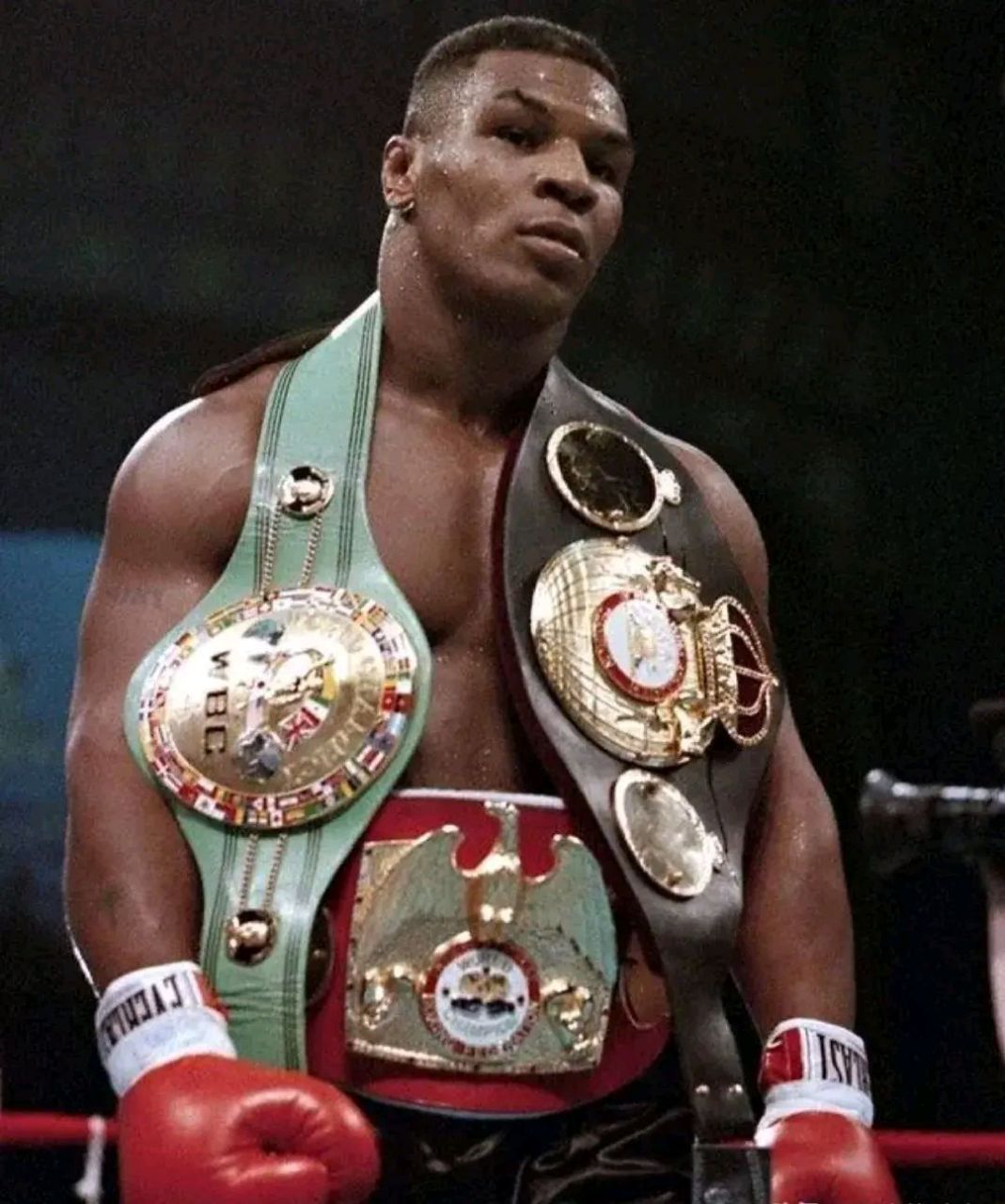 这张照片拍摄于1987年,巅峰期的迈克-泰森,谁敢同他一战?