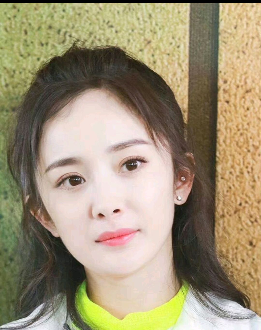 封面女郎杨幂耳朵上竟有11个耳洞,网友直呼"太疯狂了"!