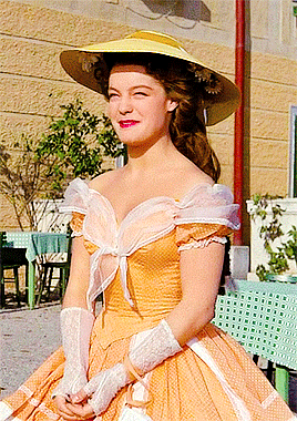 《茜茜公主》50套裙子欣赏:别只看主角的蓬蓬裙,配角服饰也精美