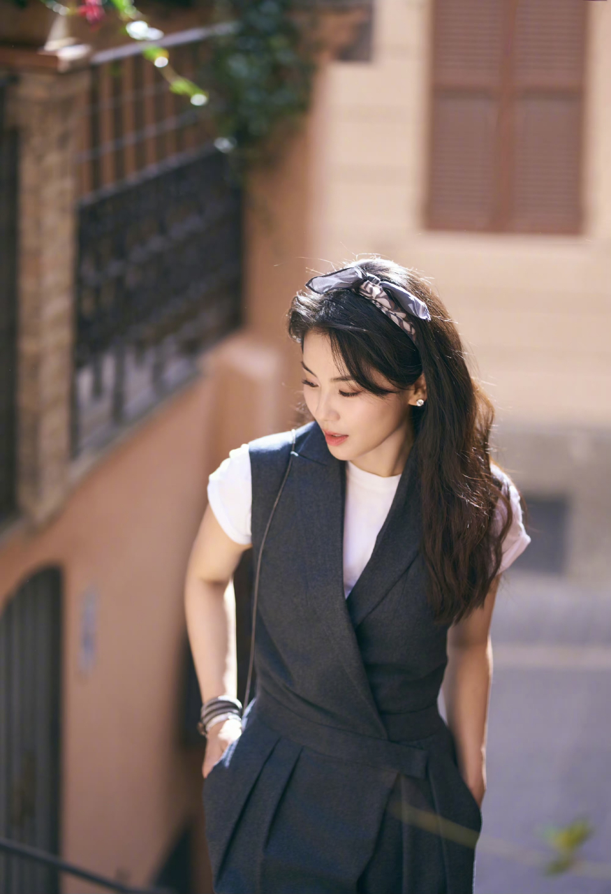 刘涛知性美# 刘涛灰色连体裤77白t恤,好有知性美的大姐姐呀[打clll