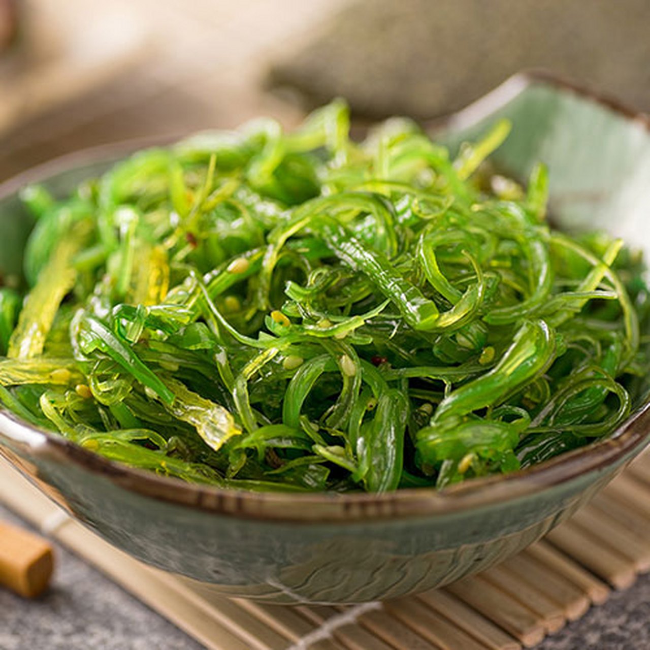 是由肉眼看不到的单细胞或多细胞组成的具有规则螺旋弯曲的丝状体.