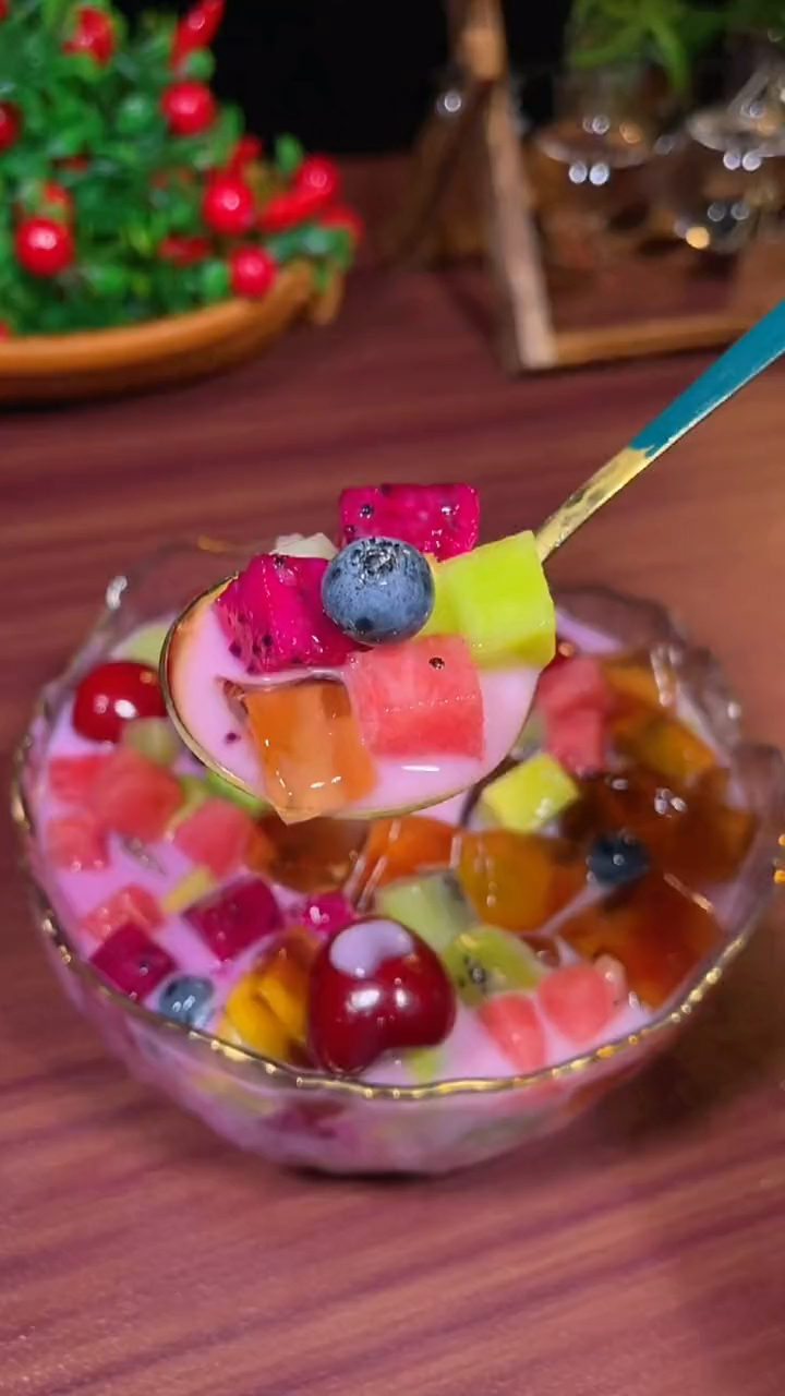 炎炎夏日,来上一碗冰冰凉凉,qq弹弹的水果捞凉粉,简直不要太爽了