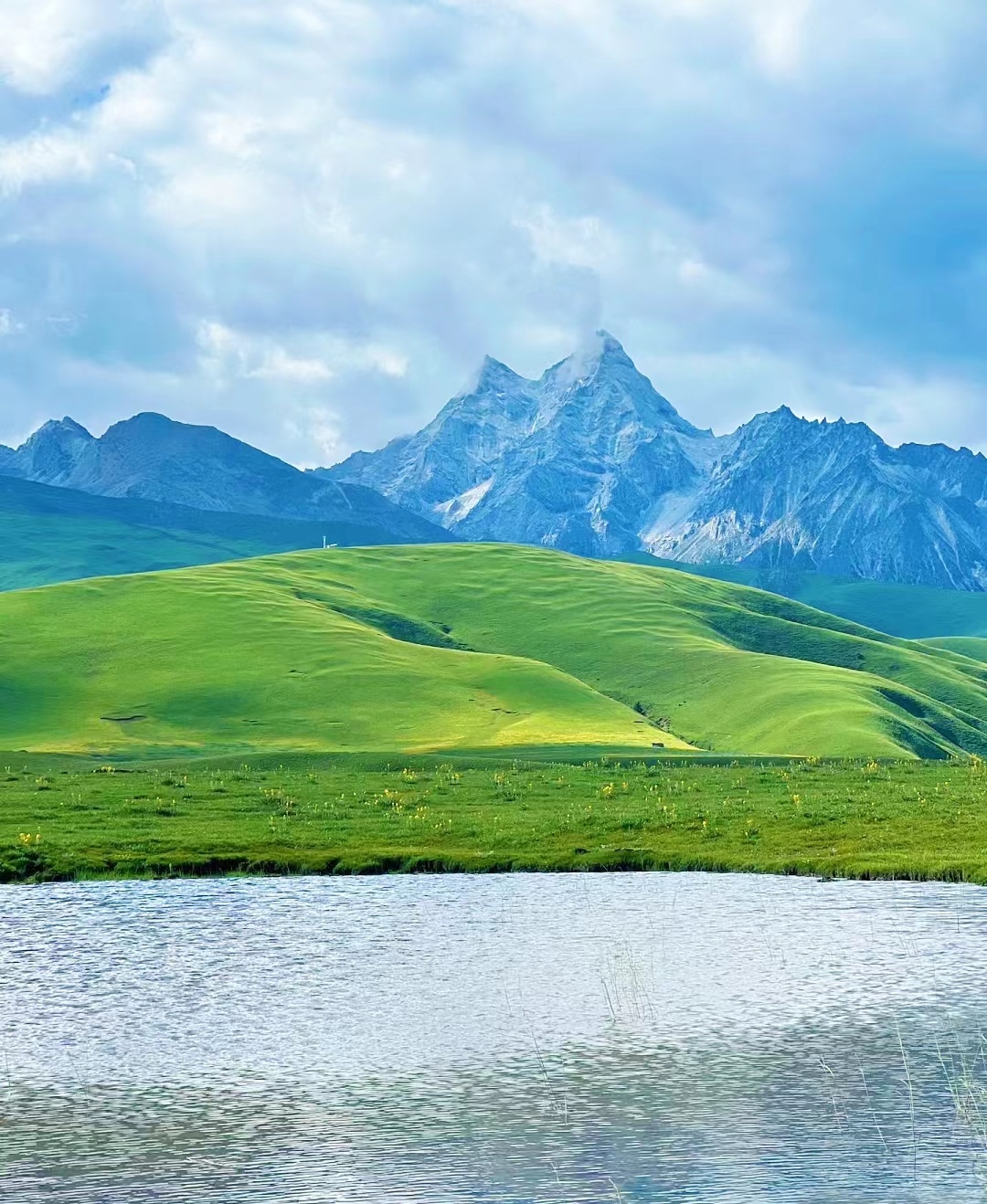 四姑娘山的美丽风景,不仅是一幅画卷,更是饱含爱与美的自然奇迹