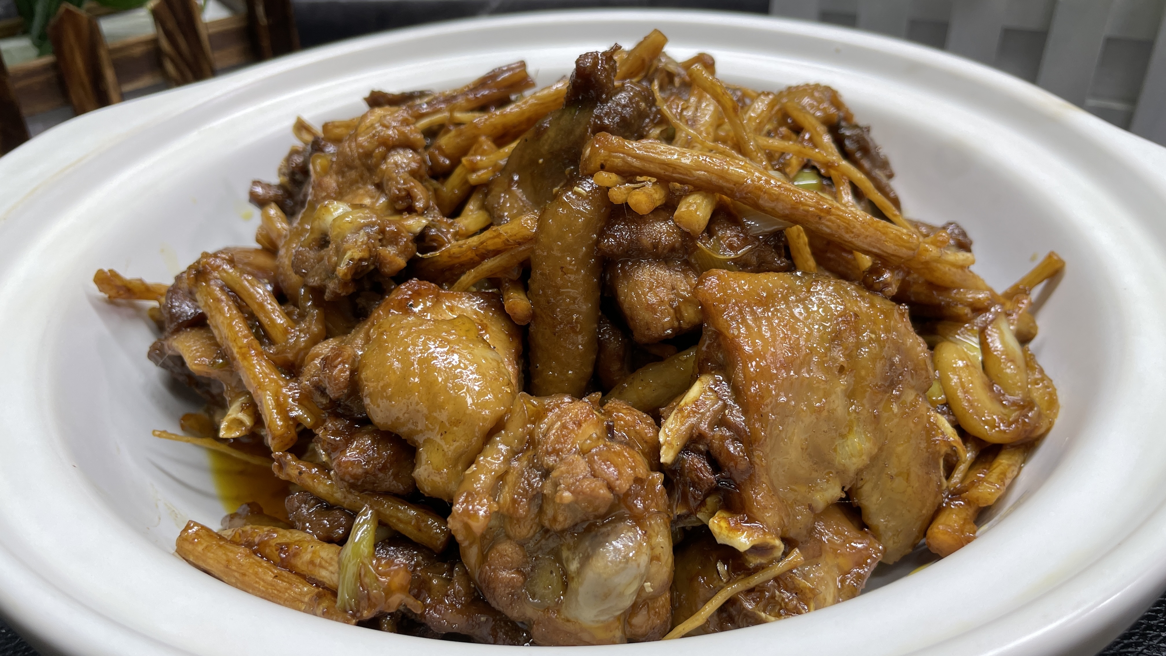 鸡肉别再红烧了,大厨教你特色做法,鲜嫩多汁酱香浓郁,营养解馋