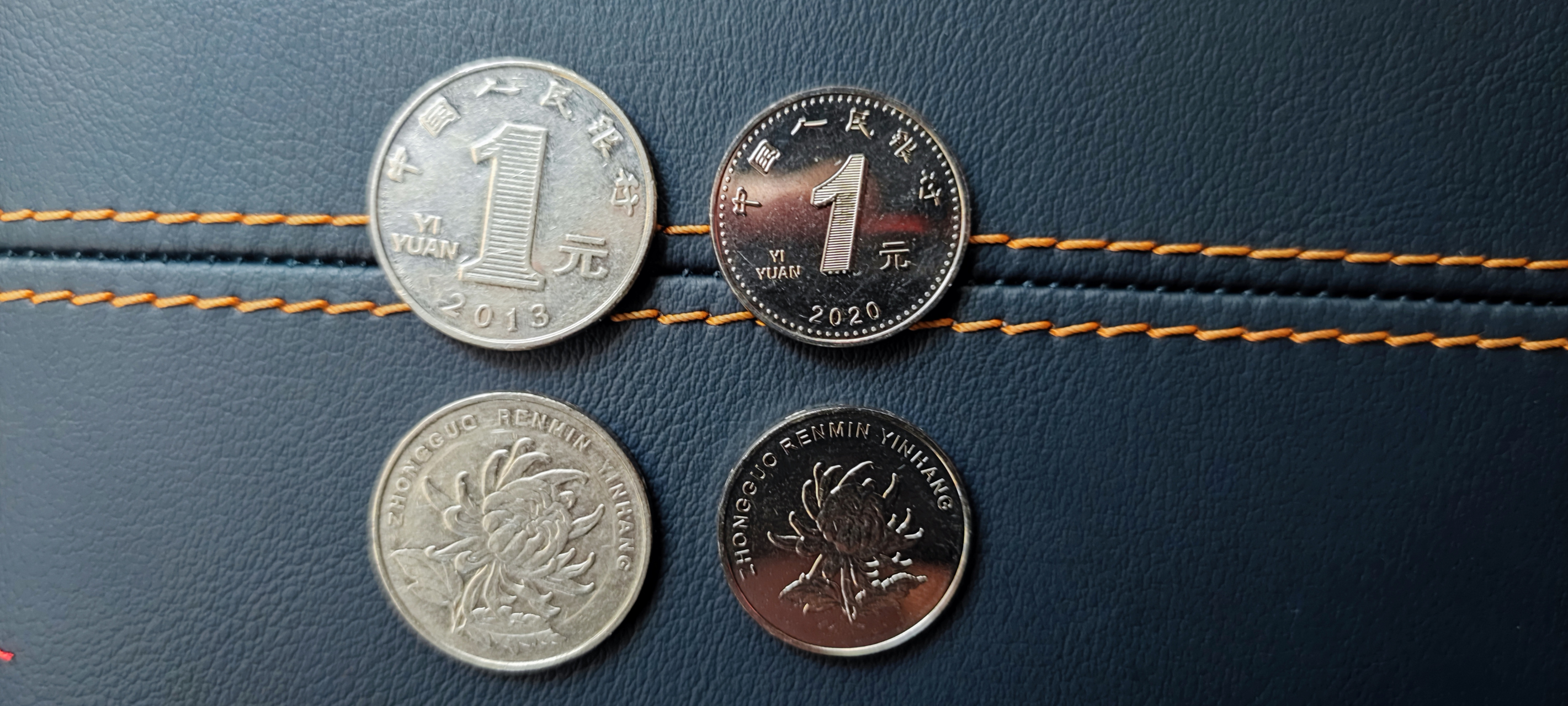 跟社会脱节太久了,一元硬币什么时候换新版了今天才看到,直径小了一圈