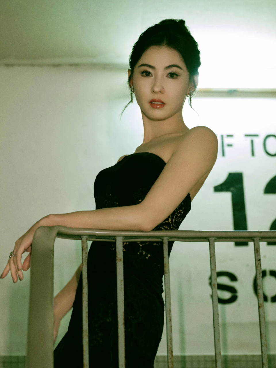 骨相真的绝绝子 #张柏芝# #张柏芝美得我眼前一亮# #张柏芝黑色抹胸长