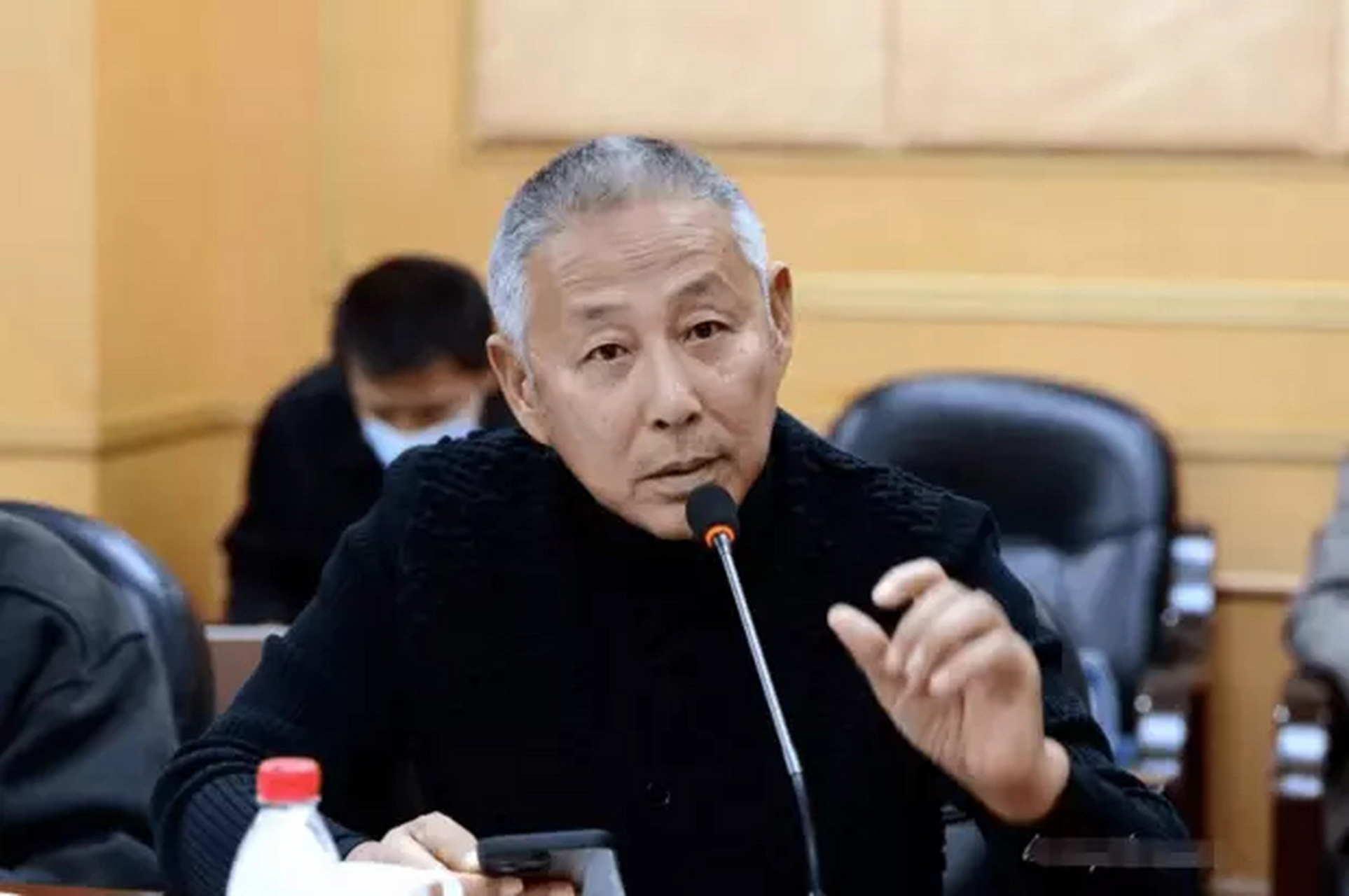 杜宪穿花衬衫白裤干练优雅,他儒雅斯文,陈道明和他的妻子杜宪两个人的