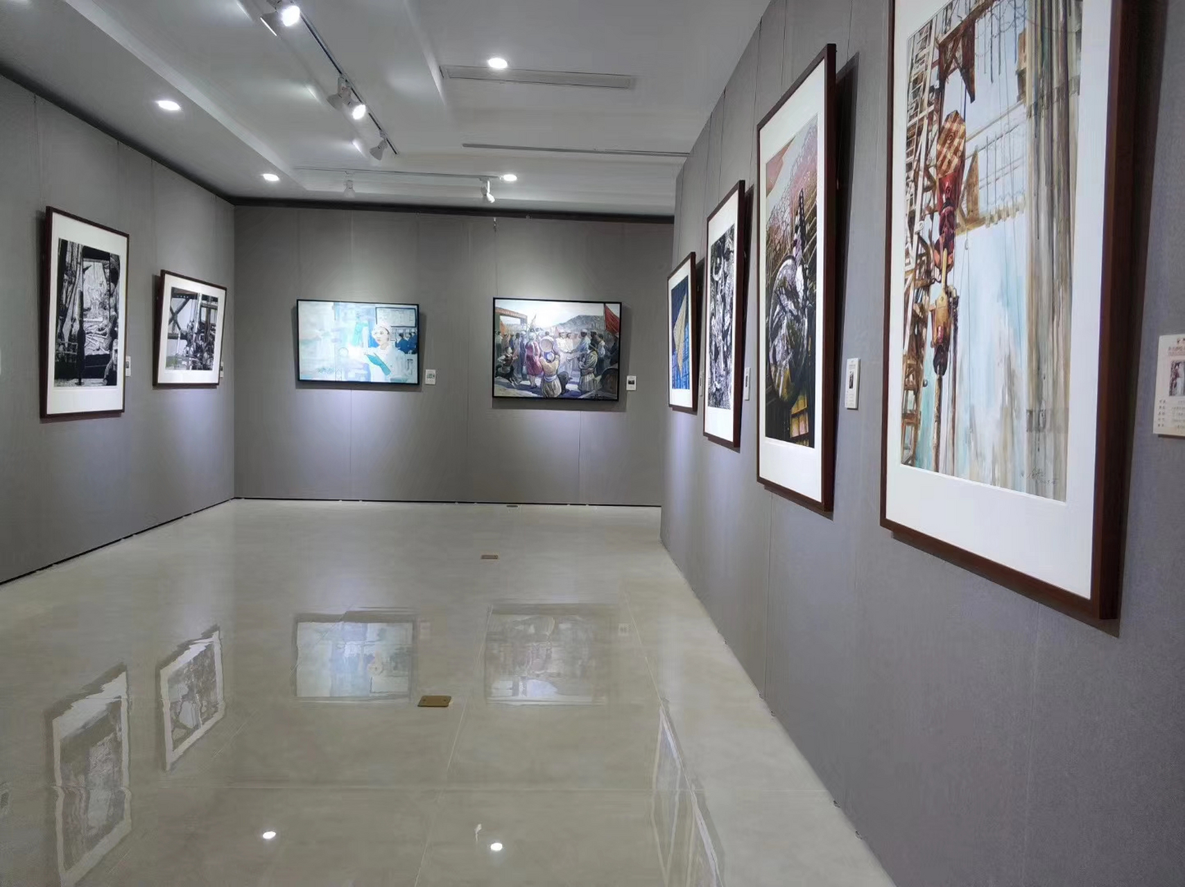 如何选择书画展专用的无缝挂展板?