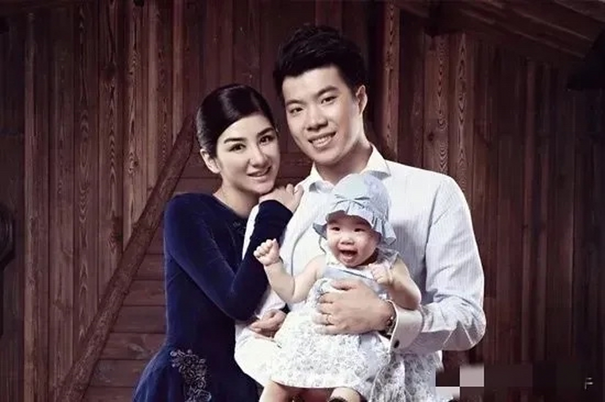 2009年,黄奕跟男友杨溢已经谈婚论嫁,处于买房阶段时,将男友杨溢介绍