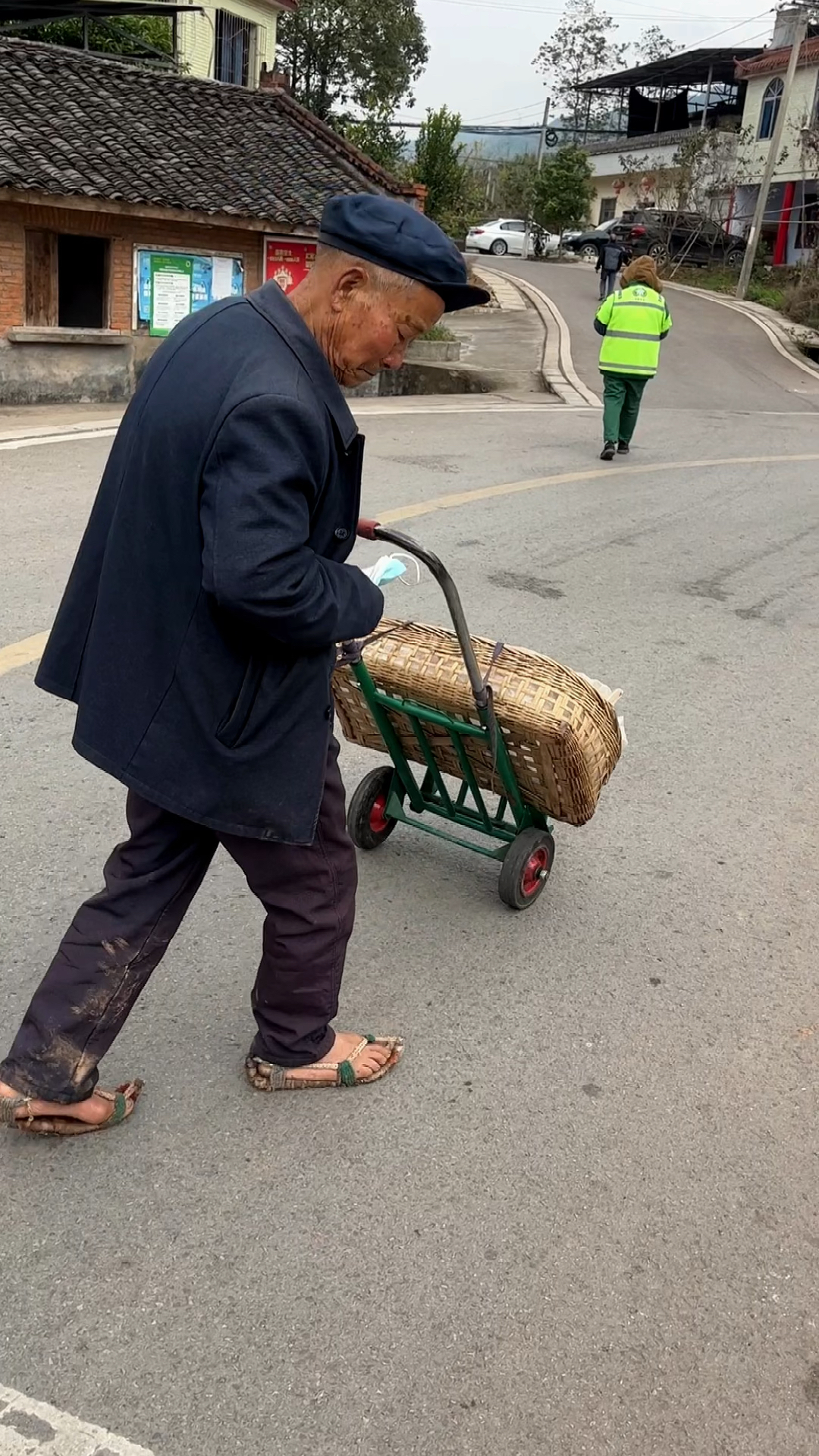 过去穷人穿草鞋图片图片